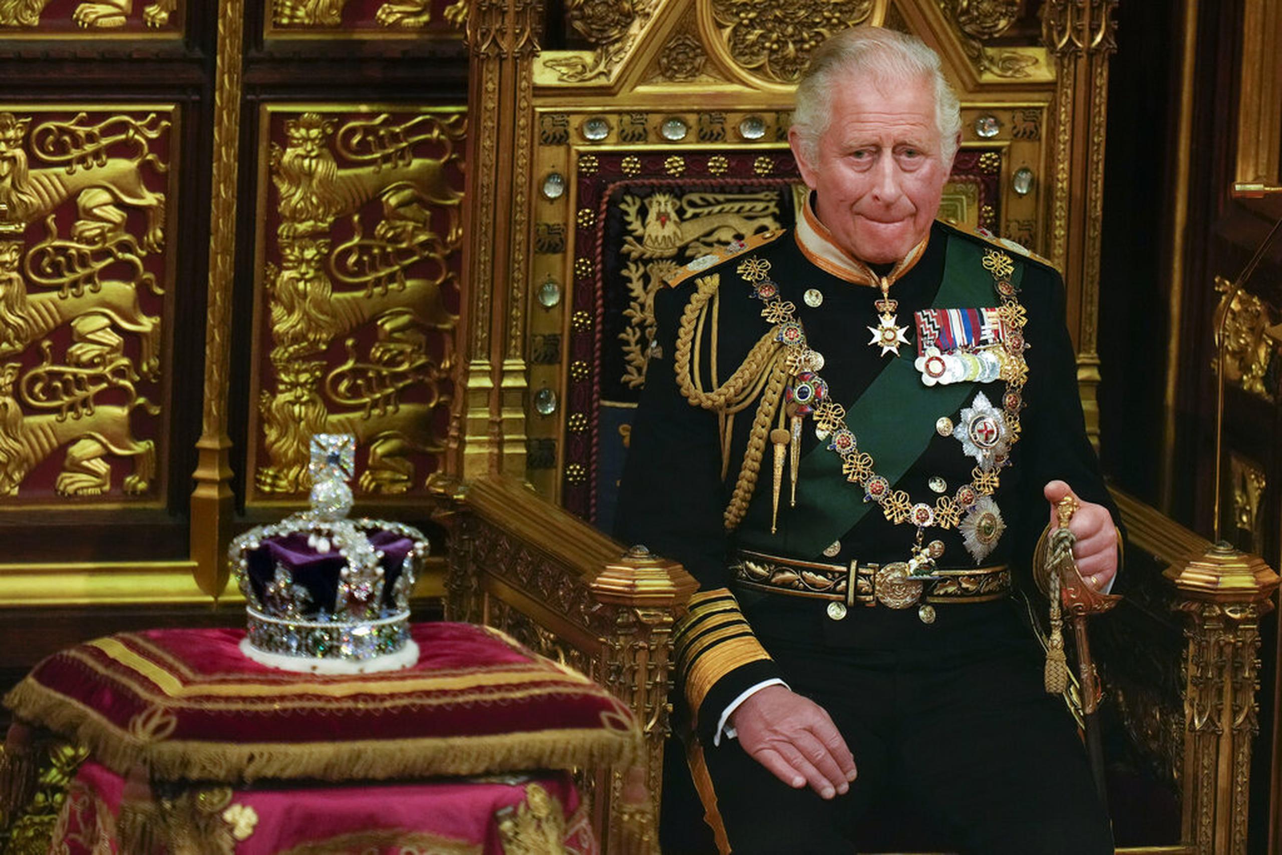 El entonces príncipes Carlos sentado junto a la corona durante la Apertura Estatal del Parlamento, en el Palacio de Westminster, en Londres, el 10 de mayo de 2022.