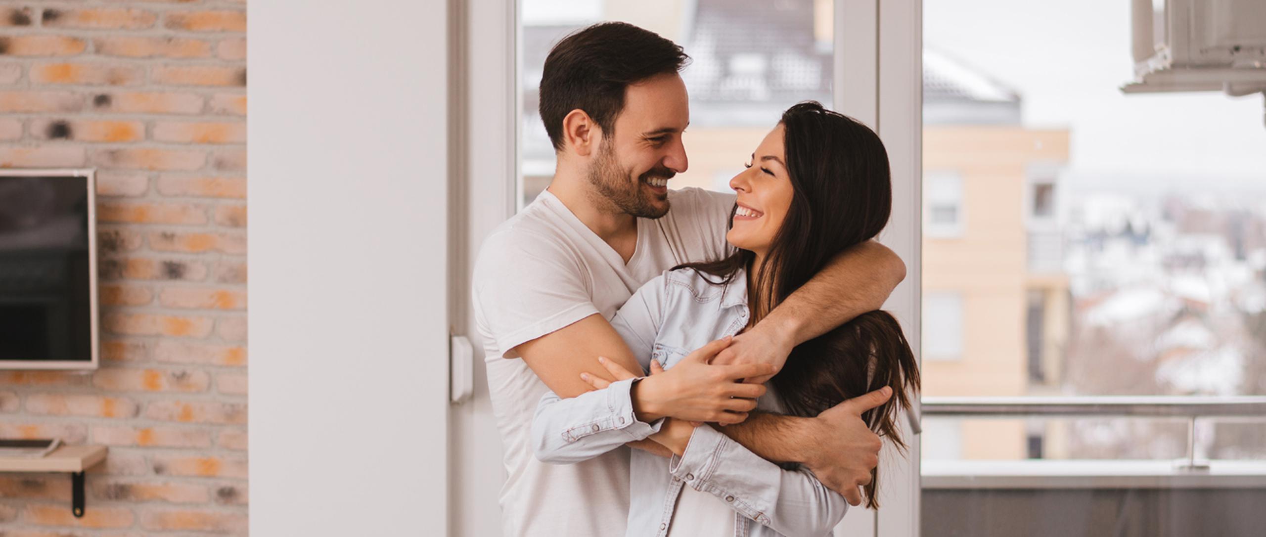 Las manifestaciones de afecto entre las parejas pueden marcar una gran diferencia para alcanzar el bienestar de quienes integran la relación. (Shutterstock).