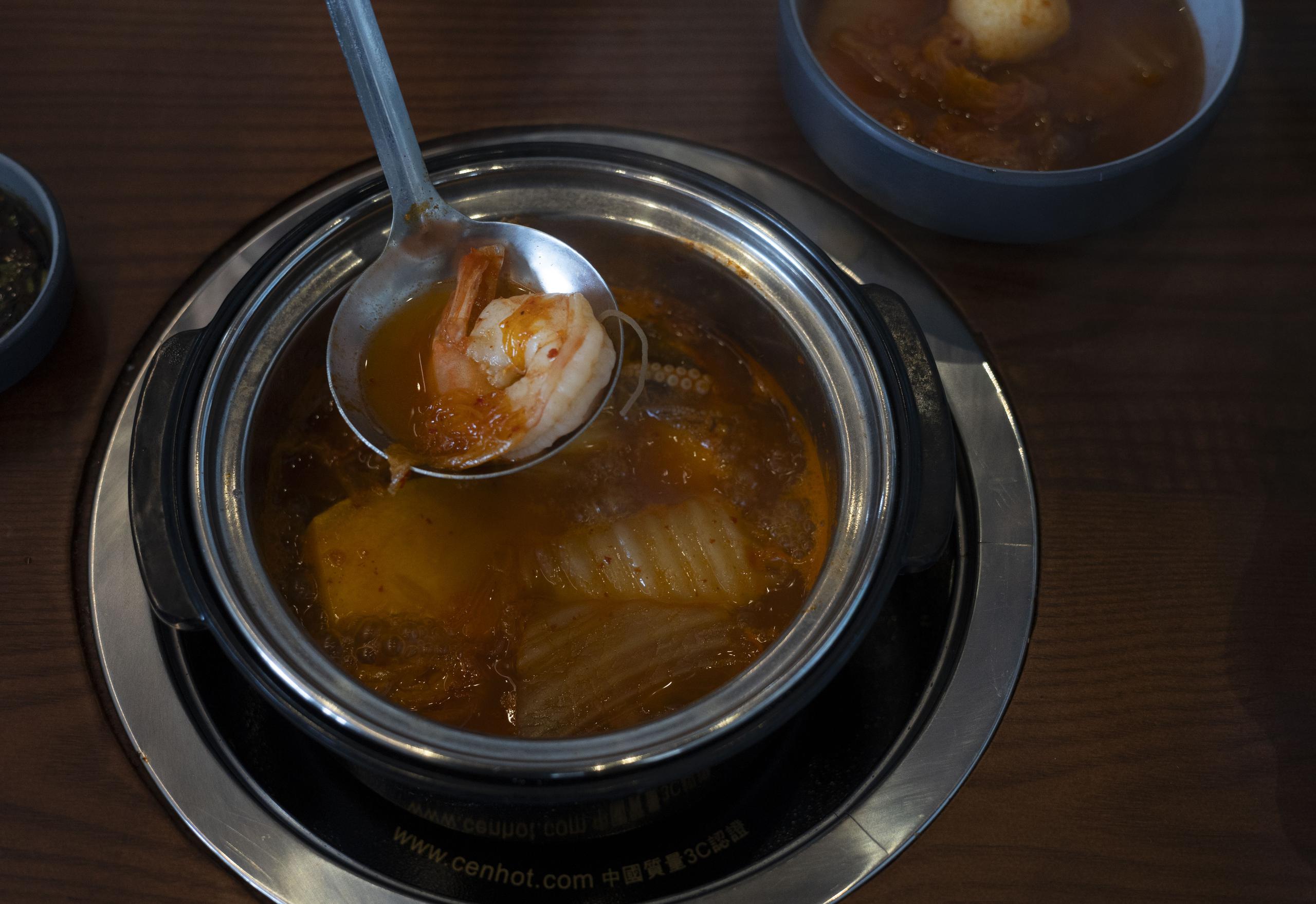 Los "hot pots" incluyen las tradiciones taiwanesa, china, coreana y japonesa, y variedades vegetarianas, carnes y proteínas marinas.


