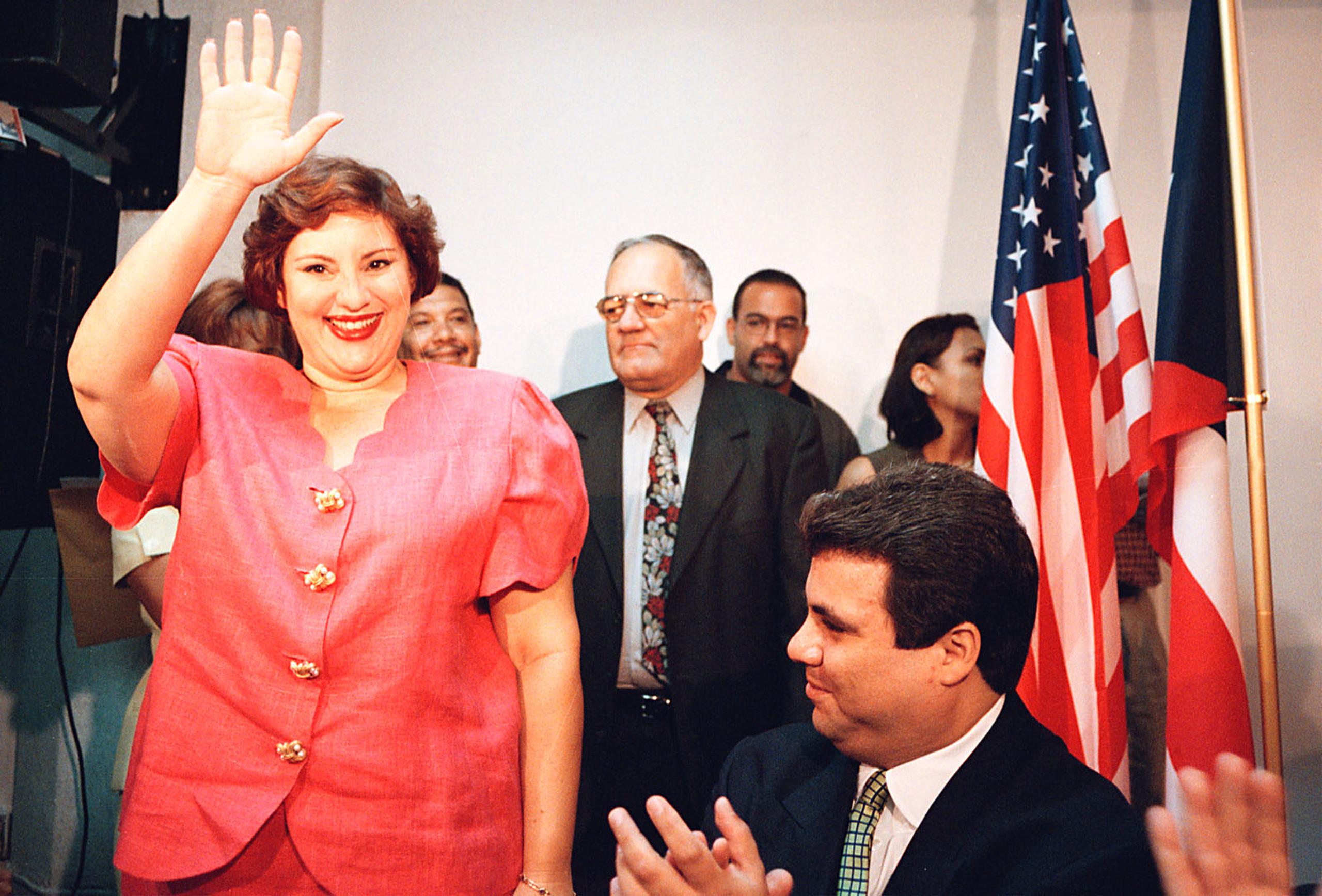 En el 2001 entró al ruedo político como senadora del distrito de Carolina por el Partido Popular Democrático.