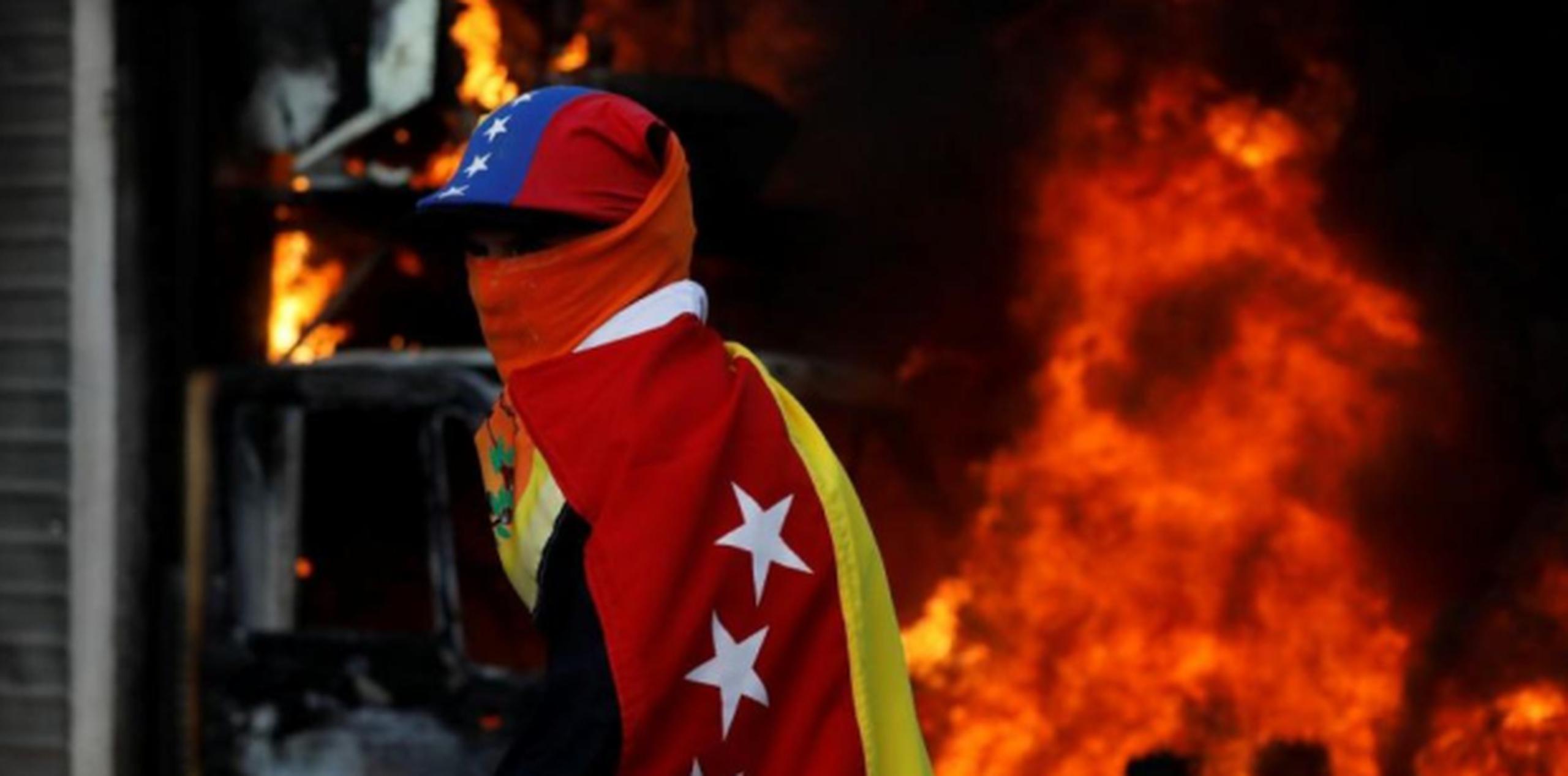 Sin dar tregua, la oposición venezolana salió este sábado a la calles de Caracas para protestar contra el presidente Nicolás Maduro, con la libertad de expresión como bandera, a 10 años del cierre de una emblemática televisora. (GDA)
