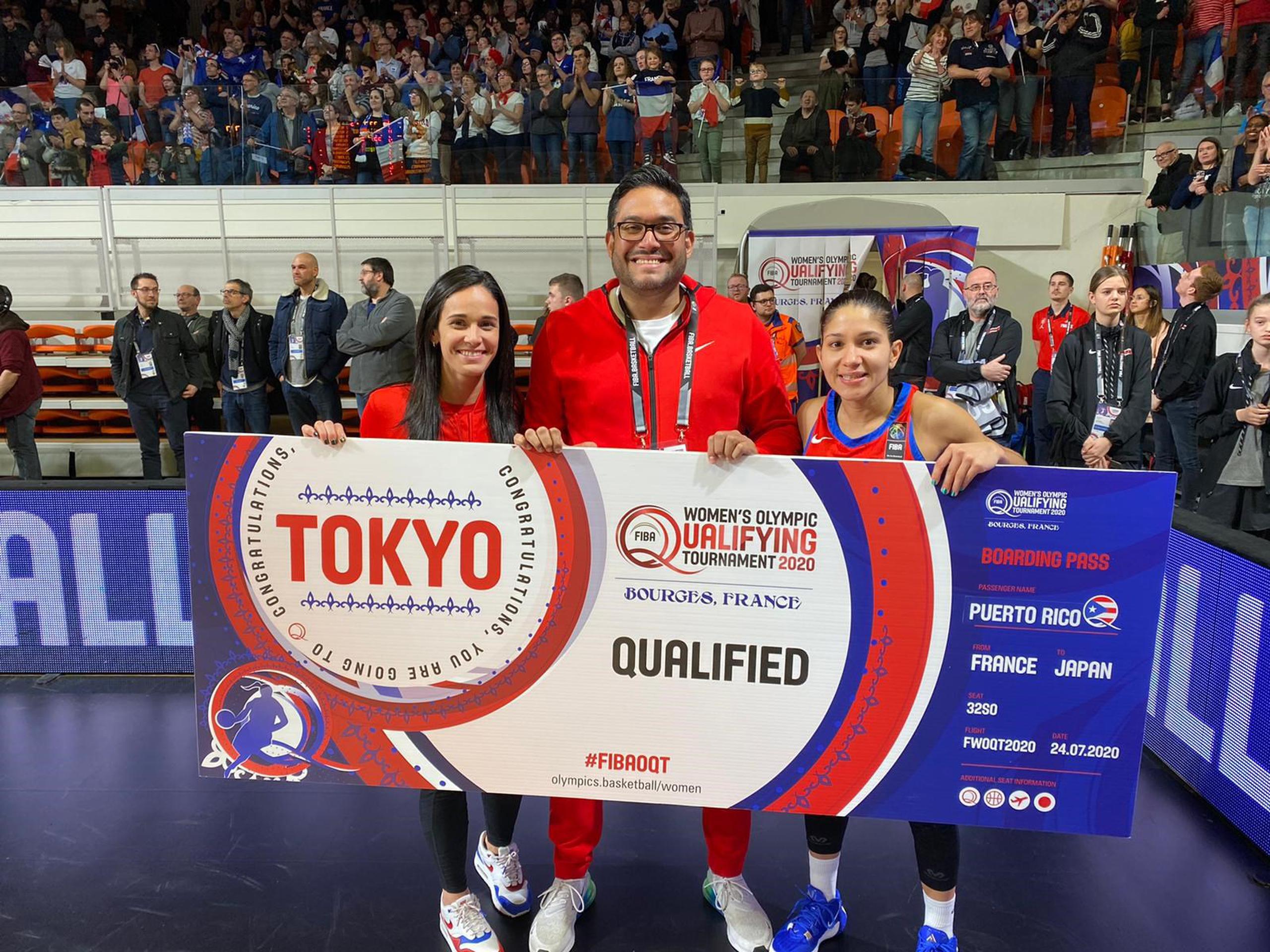 Yum Ramos junto a Pamela Rosado (derecha) y Michelle González (izquierda). (FIBA)