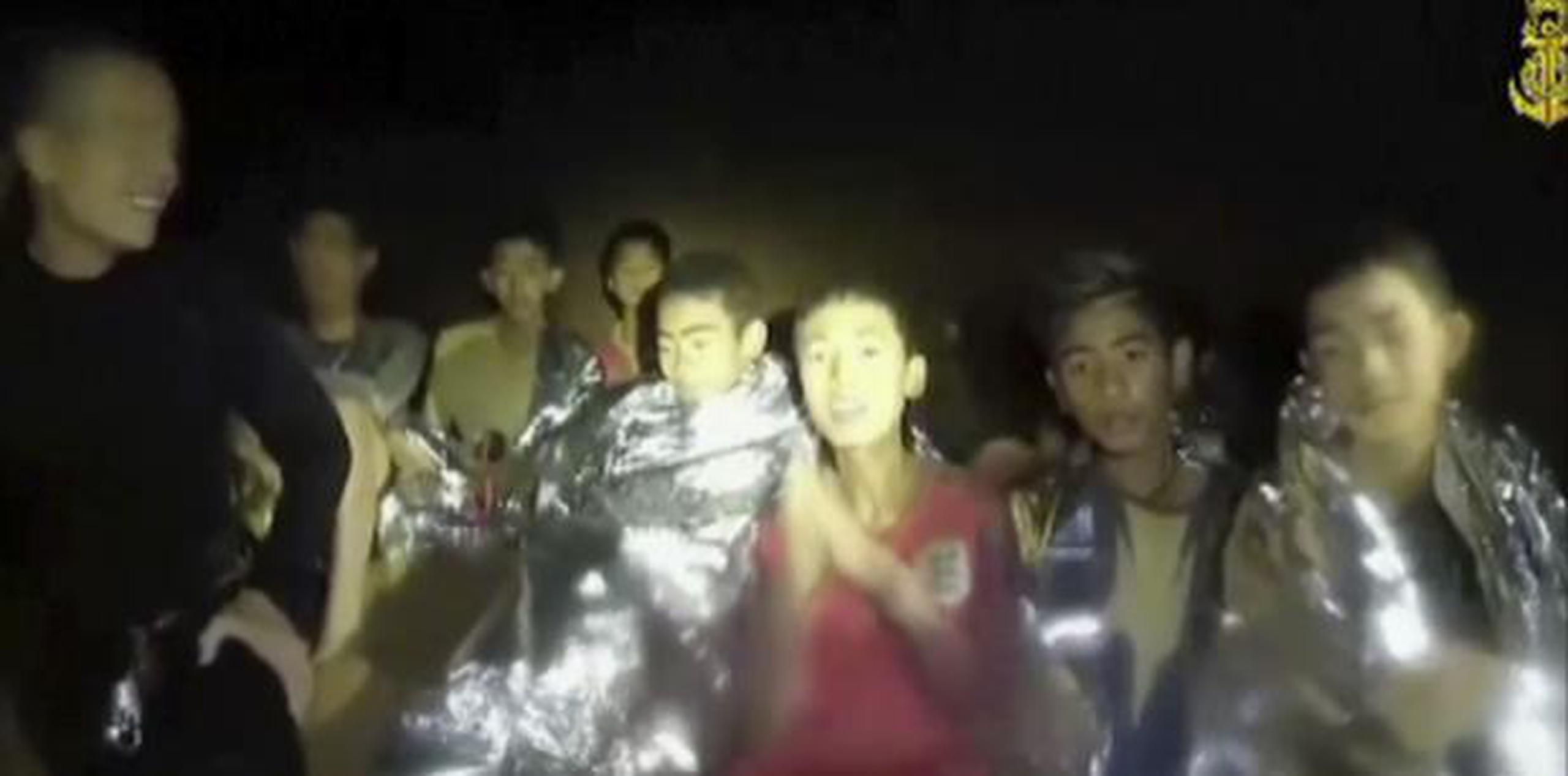 Los 12 jugadores de futbol y su entrenador fueron vistos en un vídeo sentados junto a miembros de la Armada de Tailandia en la cueva. (SEAL de Tailandia vía AP)