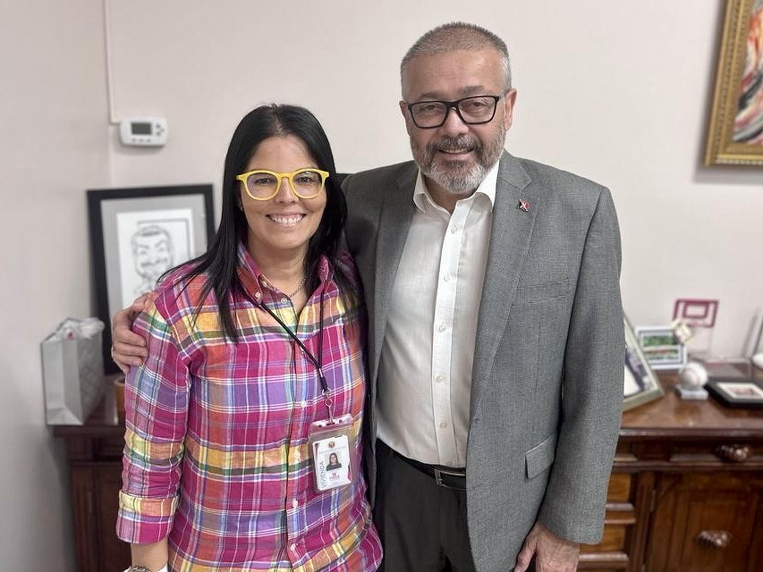 La licenciada Rebecca Ramos Franceschini junto al alcalde Luis Irizarry Pabón.