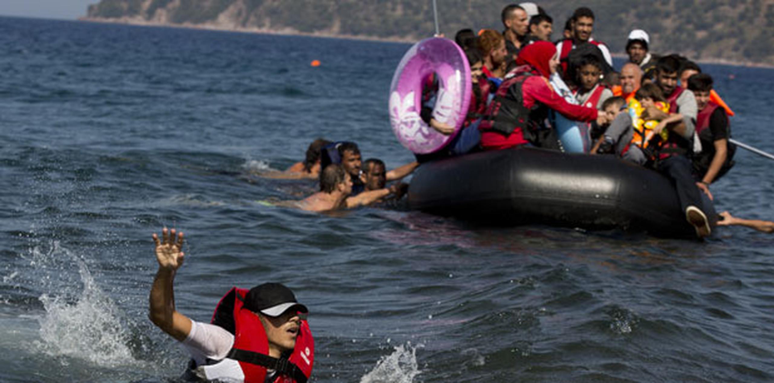 En otro incidente, ocurrido el sábado al este de la isla de Lesbos, una embarcación de Frontex logró poner a salvo a 32 migrantes, cuyo bote había naufragado. (AP/Petros Giannakouris)