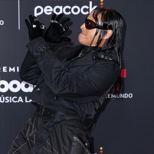 Elvis Crespo causa revuelo con outfit en los Latin Billboard