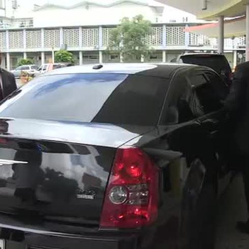 Gobernador auxilia a policía de su escolta accidentado en choque