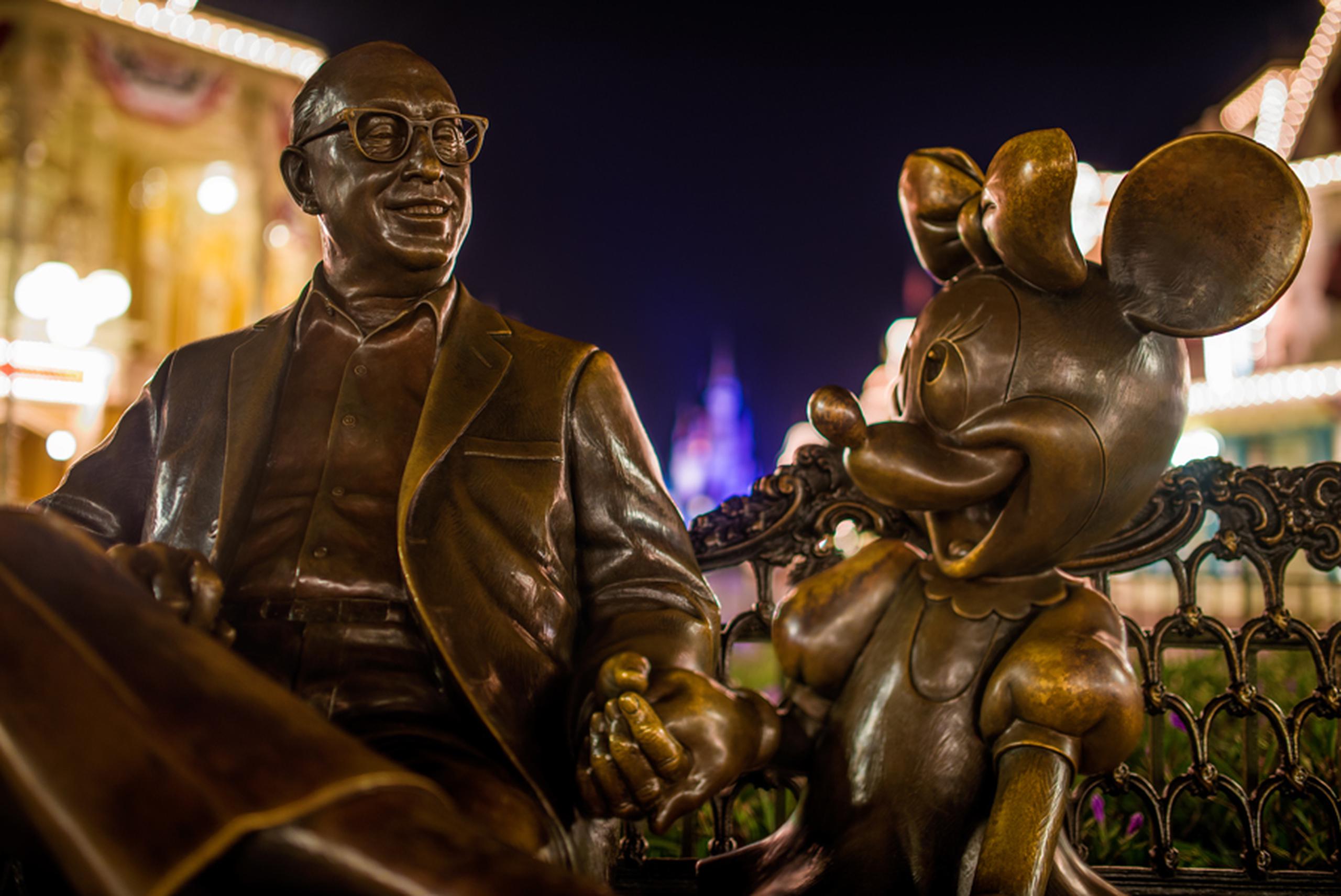 Estatua de Roy Edward Disney y Minnie Mouse en Town Square, Magic Kingdom. (Disney Parks)