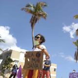 Mujeres piden en Ocean Park la reapertura de playas y áreas de recreación