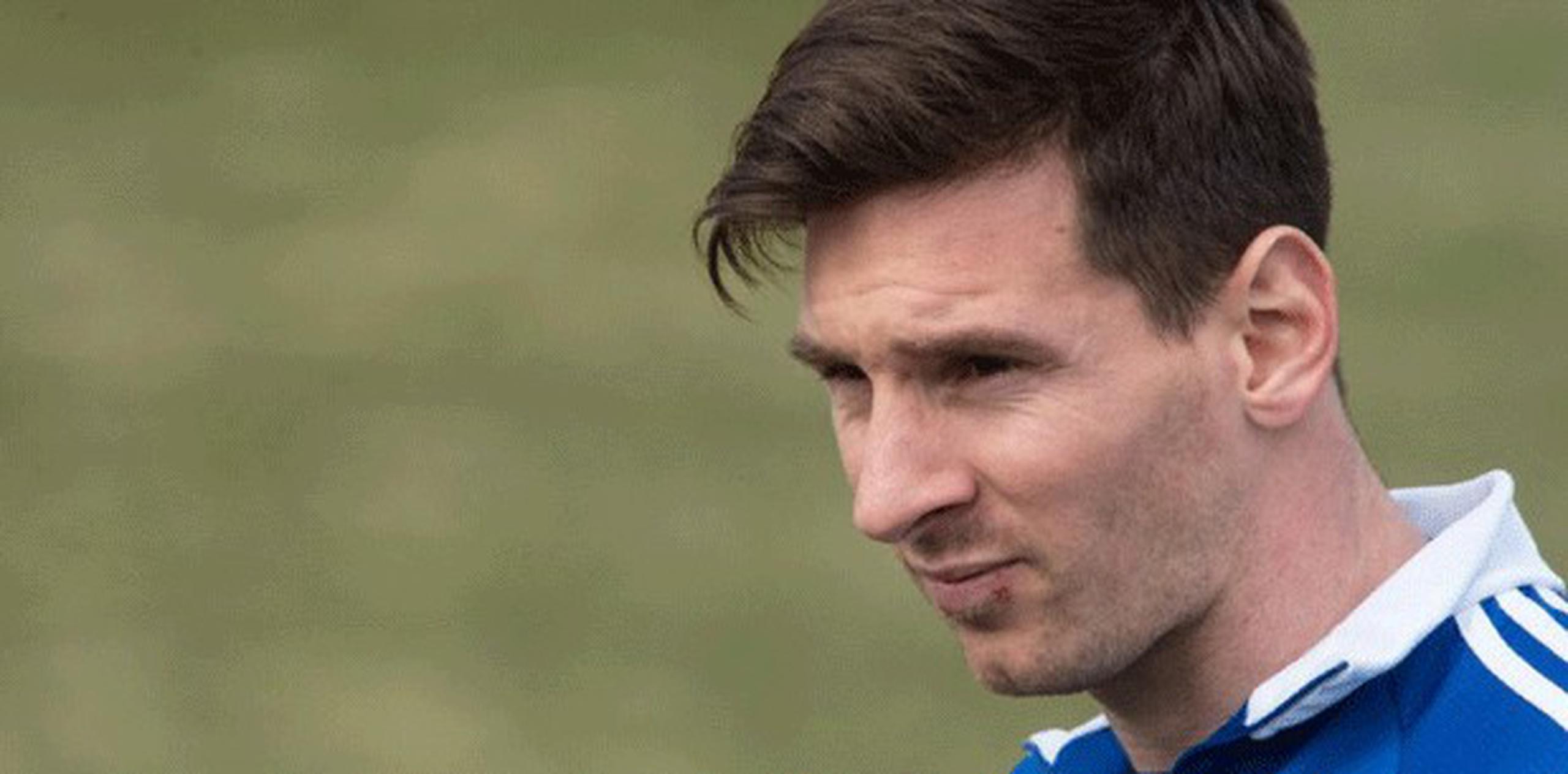 Lionel Messi encabeza por quinta ocasión en seis años la lista de jugadores más adinerados que publica la revista especializada France Football, con ingresos estimados en 65 millones de euros (71.3 millones de dólares) en 2014. (Archivo)