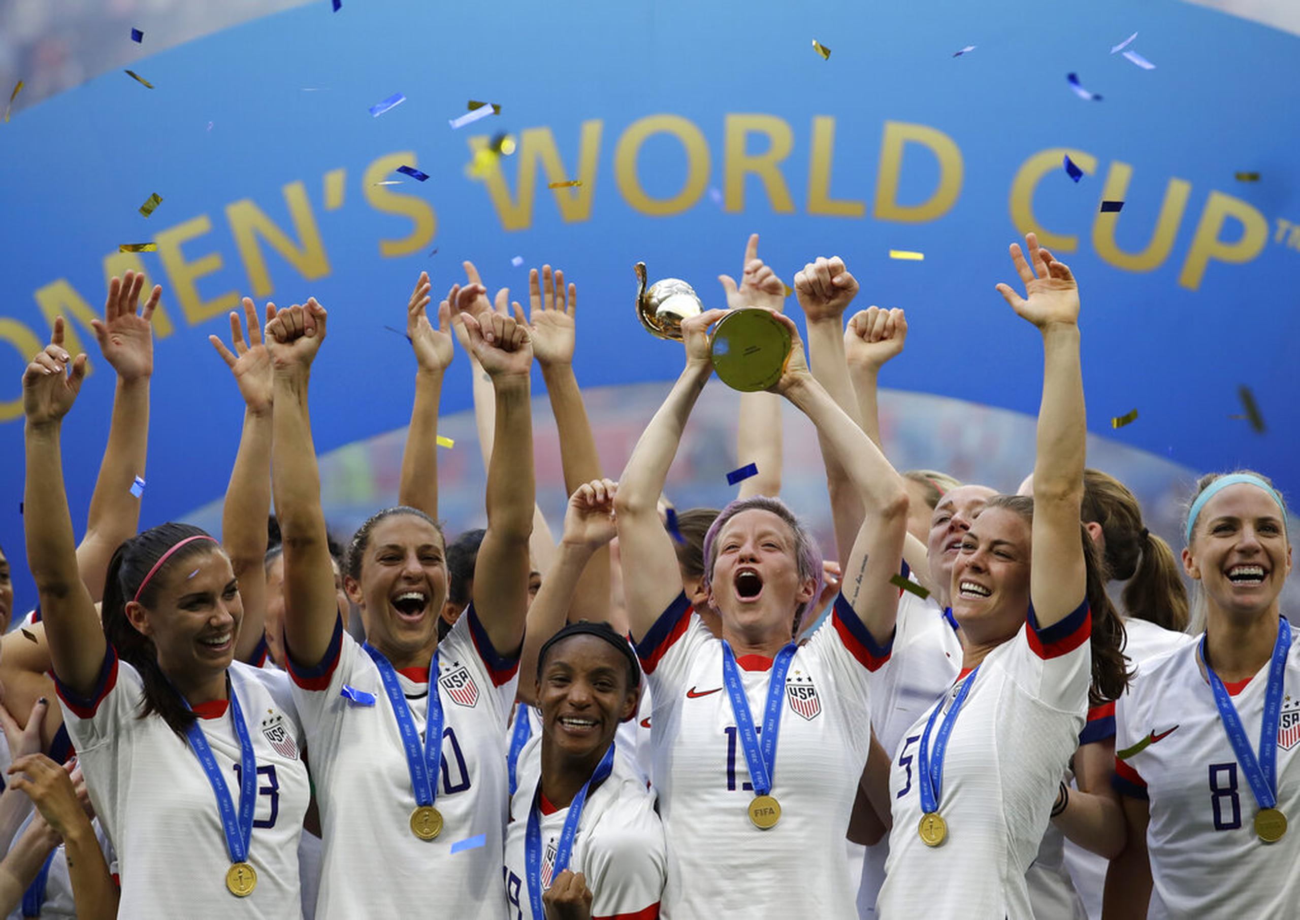 En esta foto de archivo del 7 de julio de 2019, Megan Rapinoe, de la selección de Estados Unidos, levanta el trofeo tras coronarse en el Mundial, con un triunfo sobre Holanda en Lyon, Francia.
