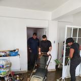 Policías ayudan en limpieza de hogares en municipios afectados por el paso de Fiona 