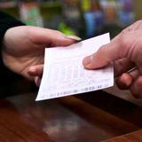 Hombre sin hogar gana la lotería con boleto que un desconocido le regaló