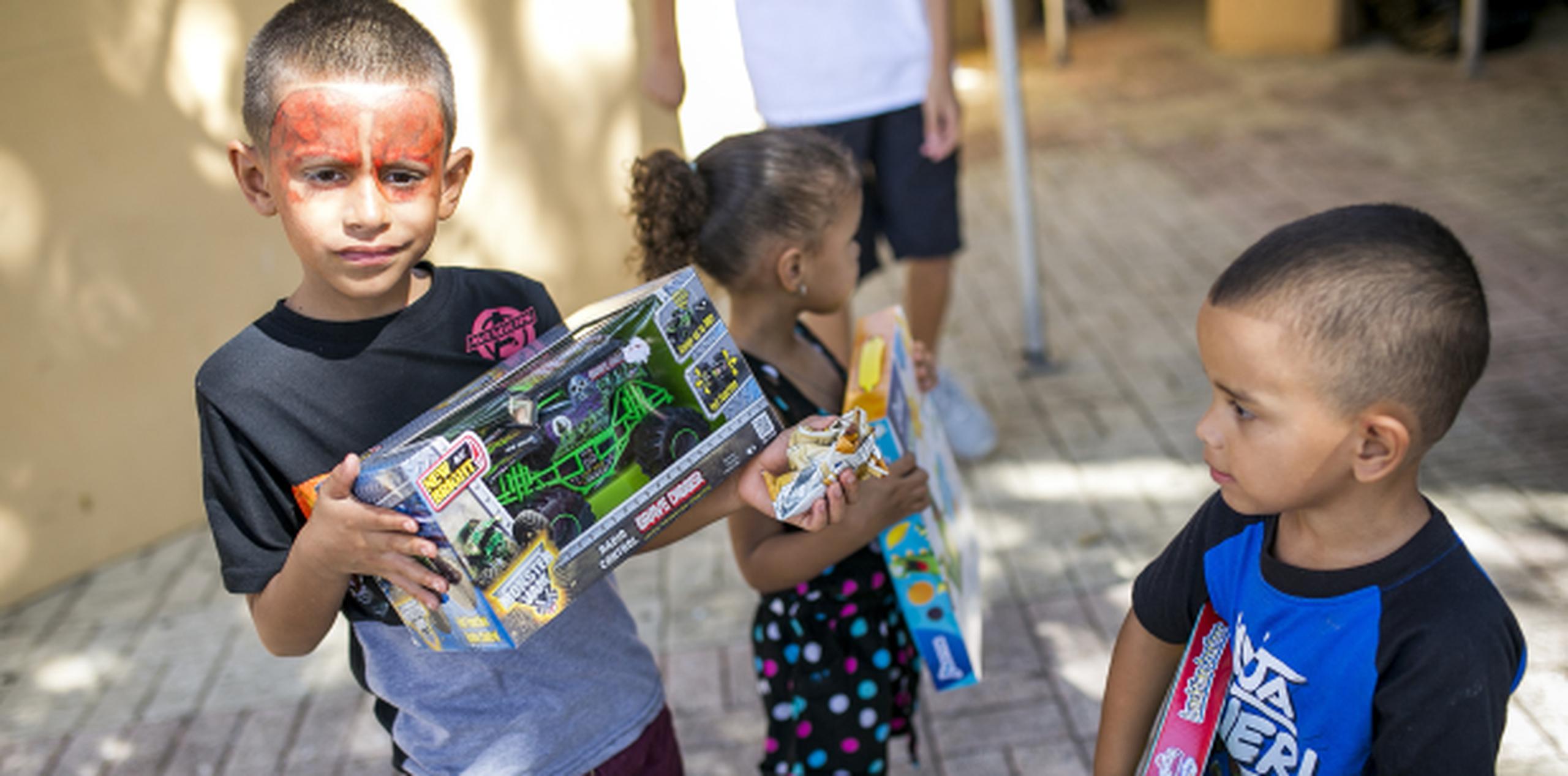 El pequeño Omar, con su carita pintada como el personaje de Spiderman, agarraba su juguete junto a sus hermanitos. (Para Primera Hora / Xavier García)