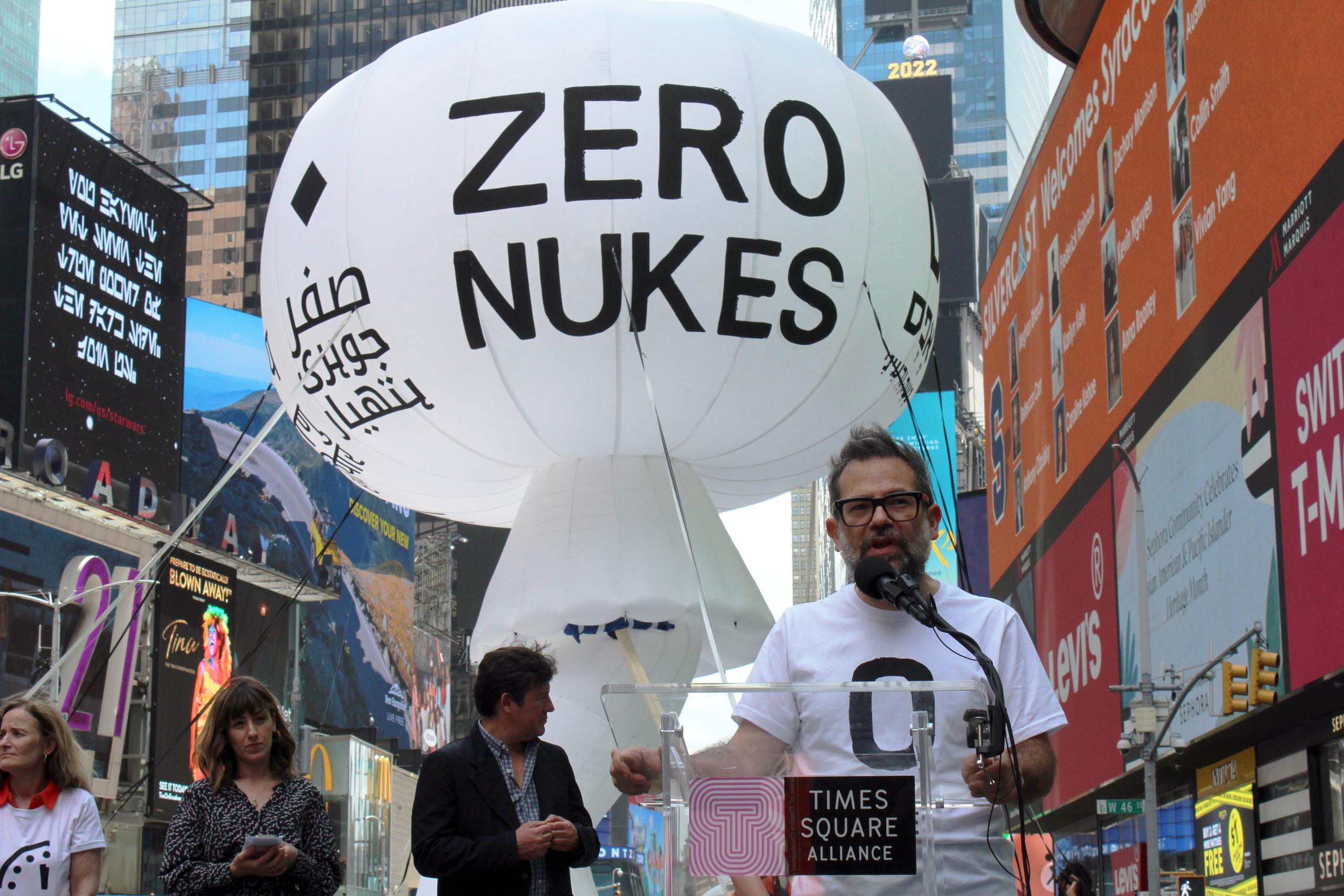 El artista mexicano Pedro Reyes habla durante la instalación del globo inflable, que viene coronada por el lema “zero nuke” (cero armas nucleares, en español).