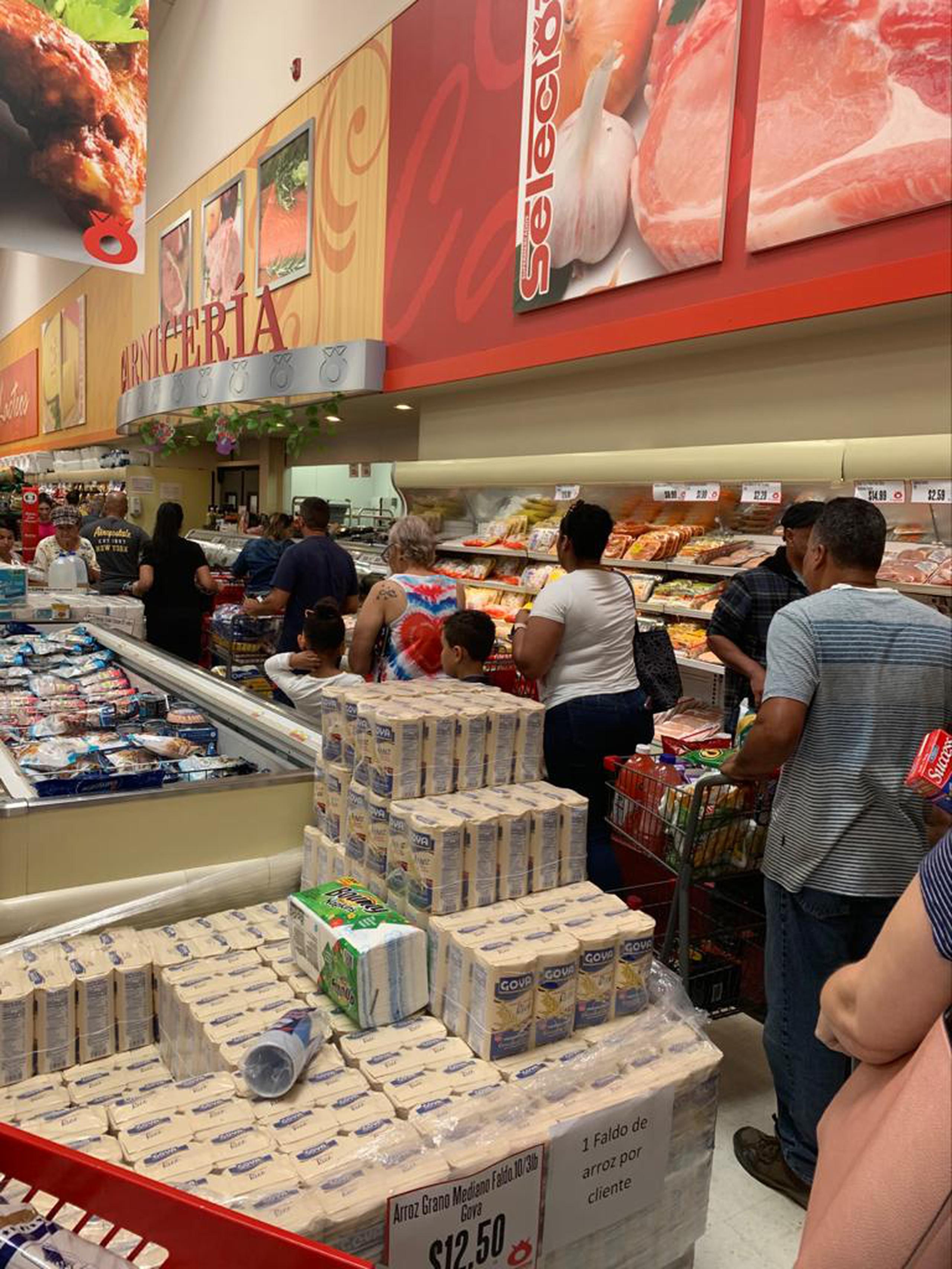 Situación en los supermercados de Puerto Rico el sábado al mediodía.