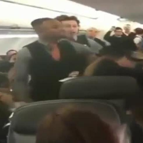 Fuera de control: un hombre histérico grita y lanza puños en un avión