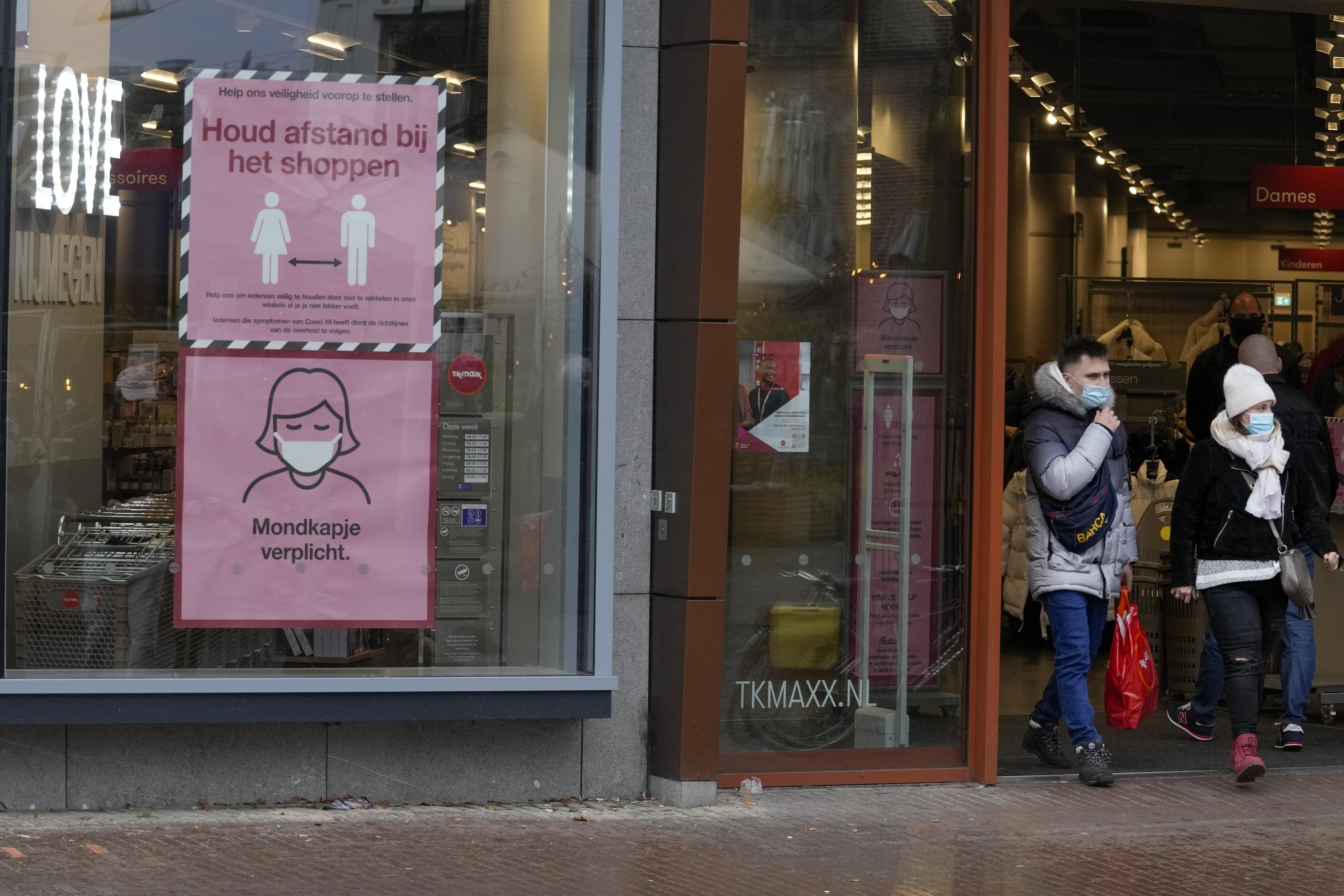 Letreros advierten del uso obligatorio de la mascarilla y la necesidad de respetar el distanciamiento social en Nijmegen, al este de los Países Bajos. (AP Photo/Peter Dejong)