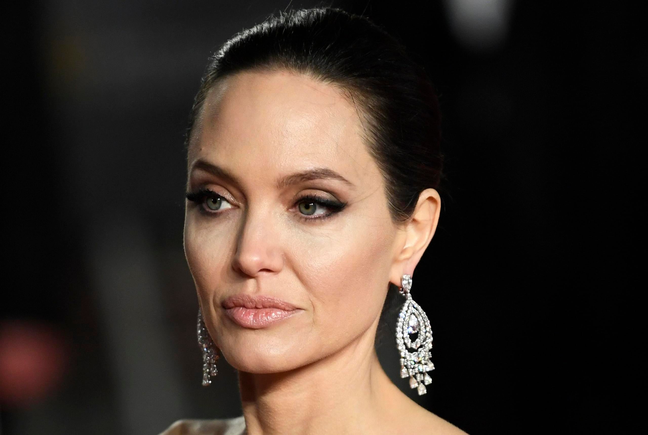 Angelina Jolie acusó a su exesposo Brad Pitt de "librar una guerra vengativa contra ella" y de "secuestrar" el control del lucrativo negocio de bodegas que una vez compartieron.