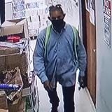 Cámara pilla a hombre robando en farmacia de Gurabo