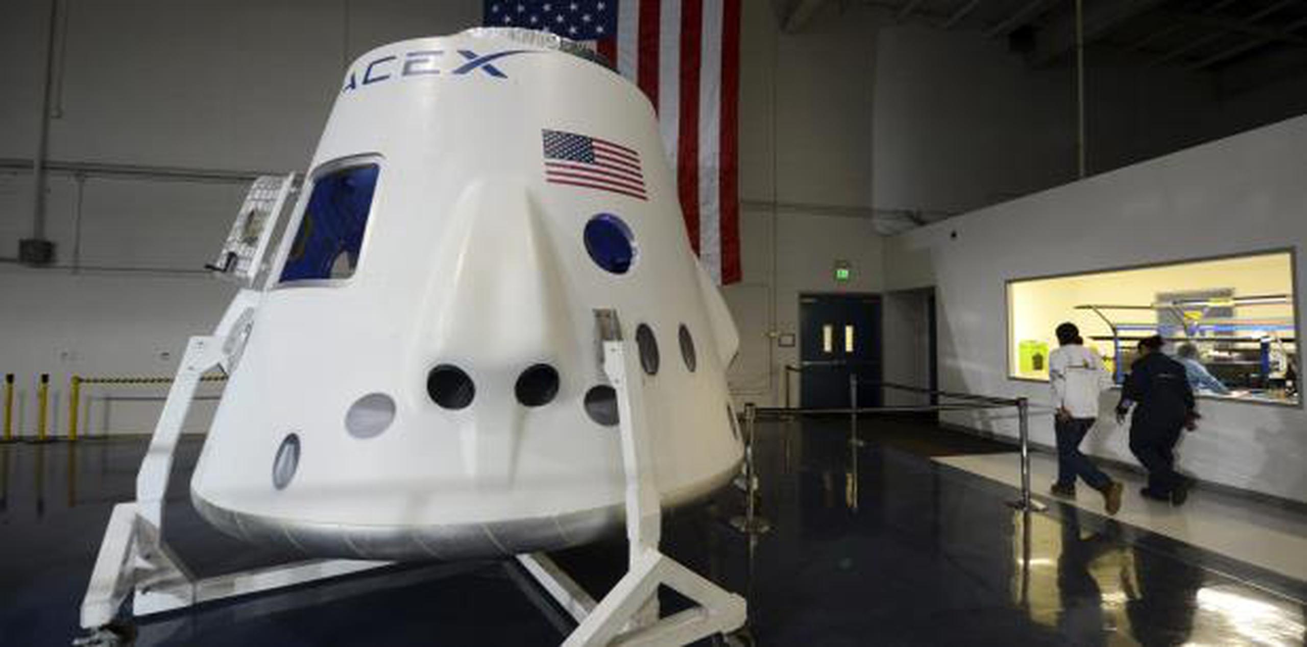Según SpaceX, la razón del aplazamiento fue un problema eléctrico en la embarcación Of Course I Still Love You, que se utiliza para el aterrizaje del cohete una vez que la cápsula es puesta en orbita. (EFE)