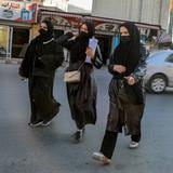Unión Europea condena veto de talibanes contra mujeres por trabajar en ONG