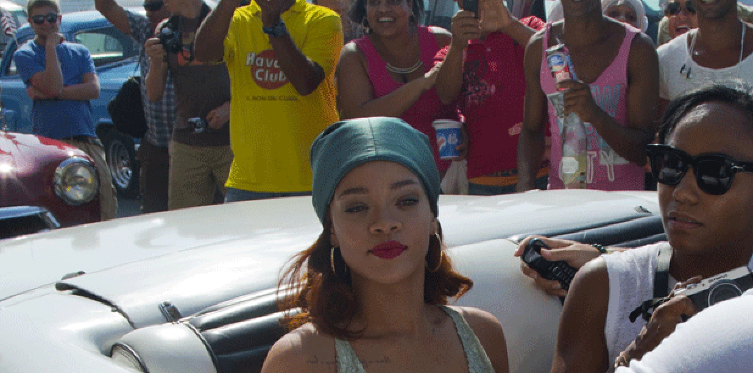 Niños y jóvenes se aglomeraron para tratar de ver a Rihanna y tomarle fotos con sus celulares mientras un fuerte servicio de seguridad no les permitía acercarse. (AP)