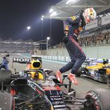 Verstappen destrona a Hamilton en la última vuelta
