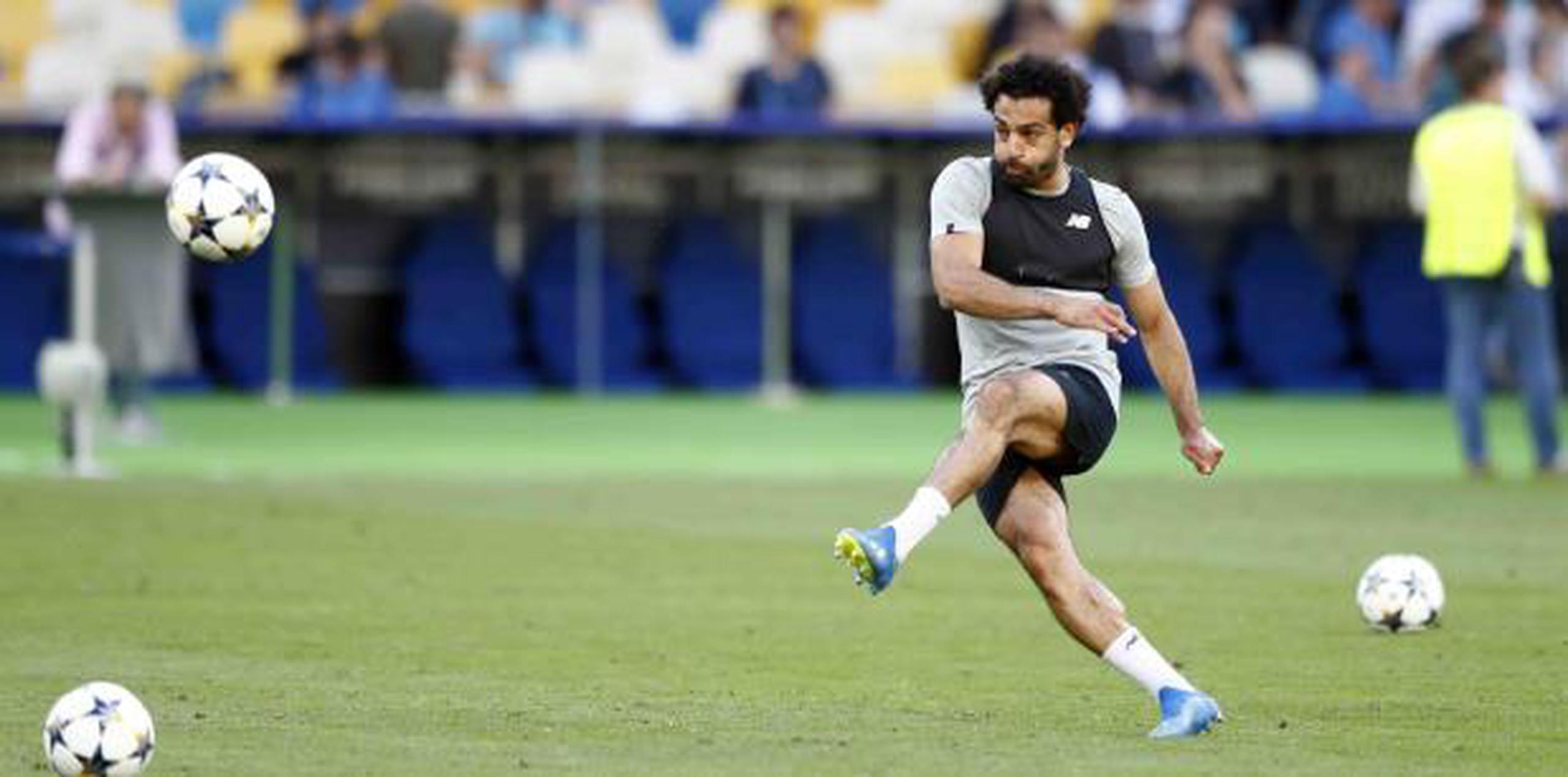 Tanto ha sido el impacto de Salah que ahora se le considera como una seria amenaza a la década de supremacía por el Balón de Oro entre Cristiano y Lionel Messi del Barcelona. (AP)