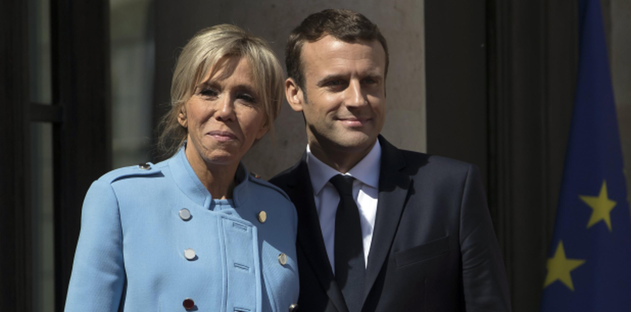 Brigitte Trogneux y su esposo, el nuevo presidente de Francia, Emmanuel Macron. (EFE / EPA / Ian Langsdon)