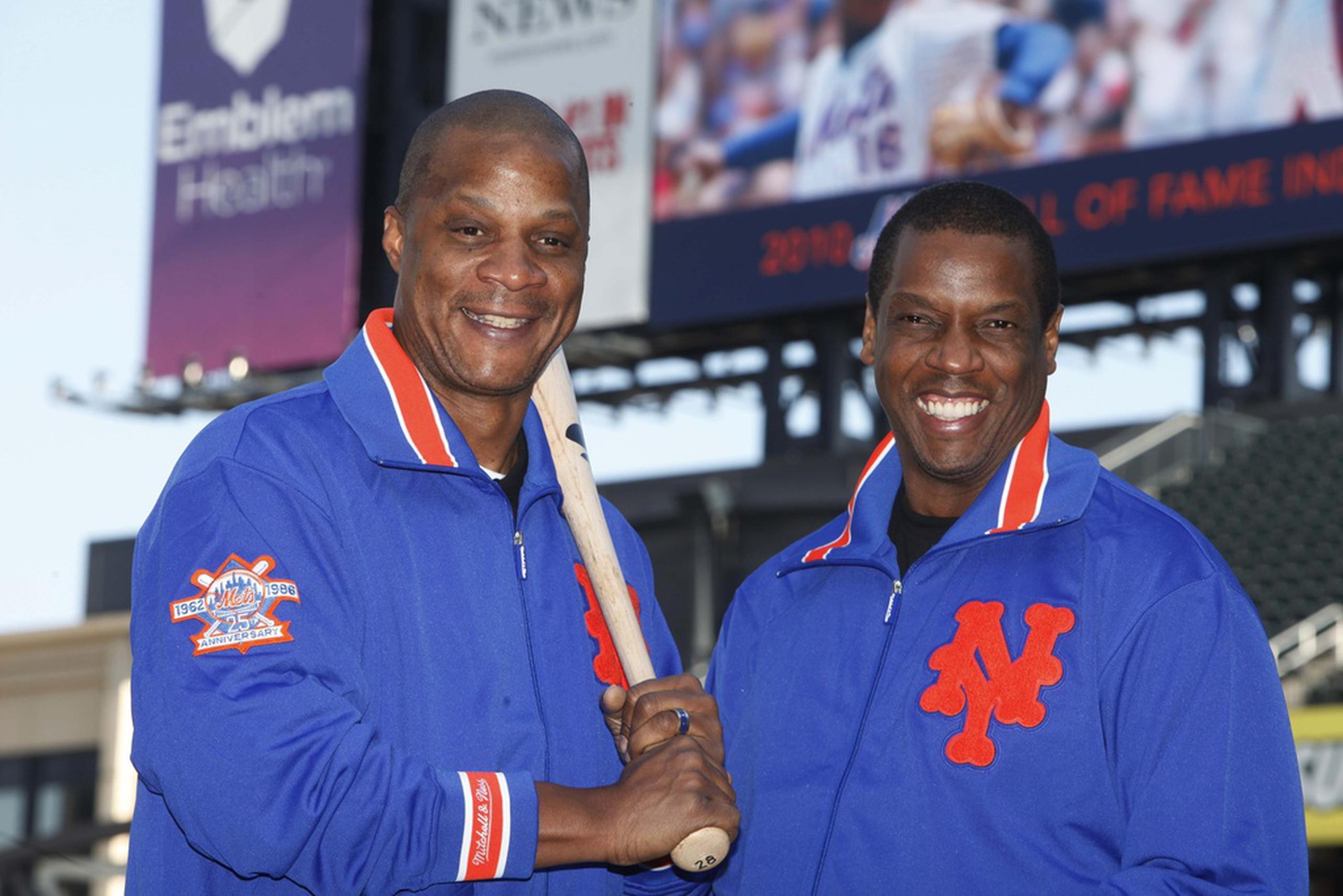 Darryl Strawberry, a la izquierda, y Dwight Gooden fueron estrellas de los Mets en la conquista del campeonato del 1986. La novena planifica retirarle el número a ambos este año.