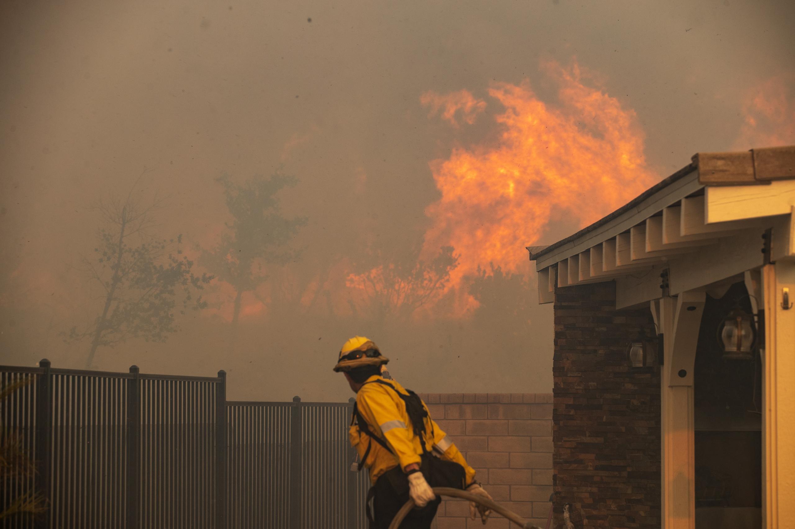 Un incendio en un barrio costero de Los Ángeles, que ha quemado más de 530 hectáreas, ha provocado la evacuación de más de 1,000 personas en las últimas horas, informaron este lunes autoridades locales.