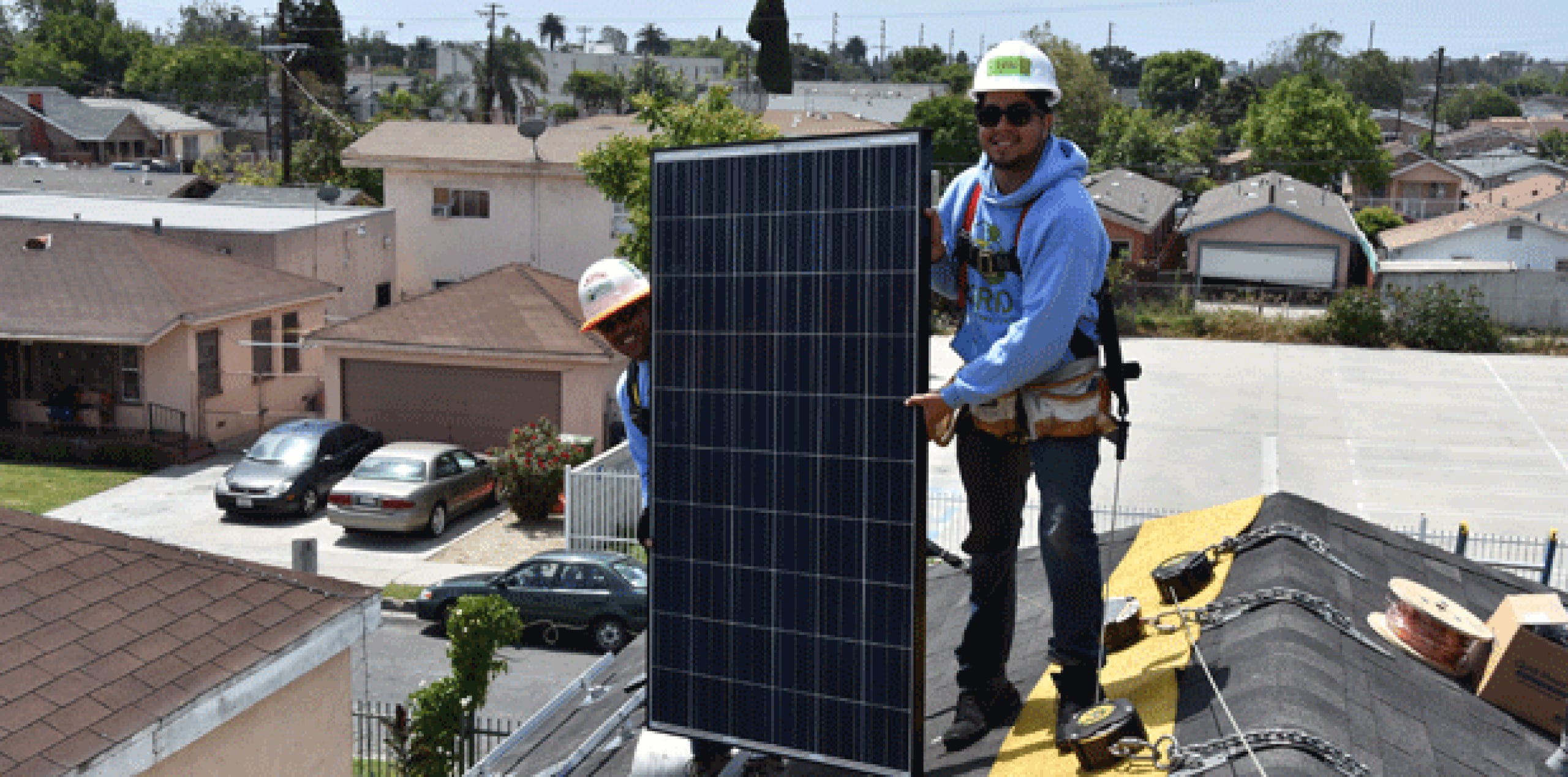 Julian Foley, directora de comunicaciones de Grid Alternatives, dijo a Efe que su organización, con los fondos de beneficio para comunidades en desventaja, "ya preparó 177 casas con paneles solares en California y alrededor del 45 % son de familias latinas". (EFE)
