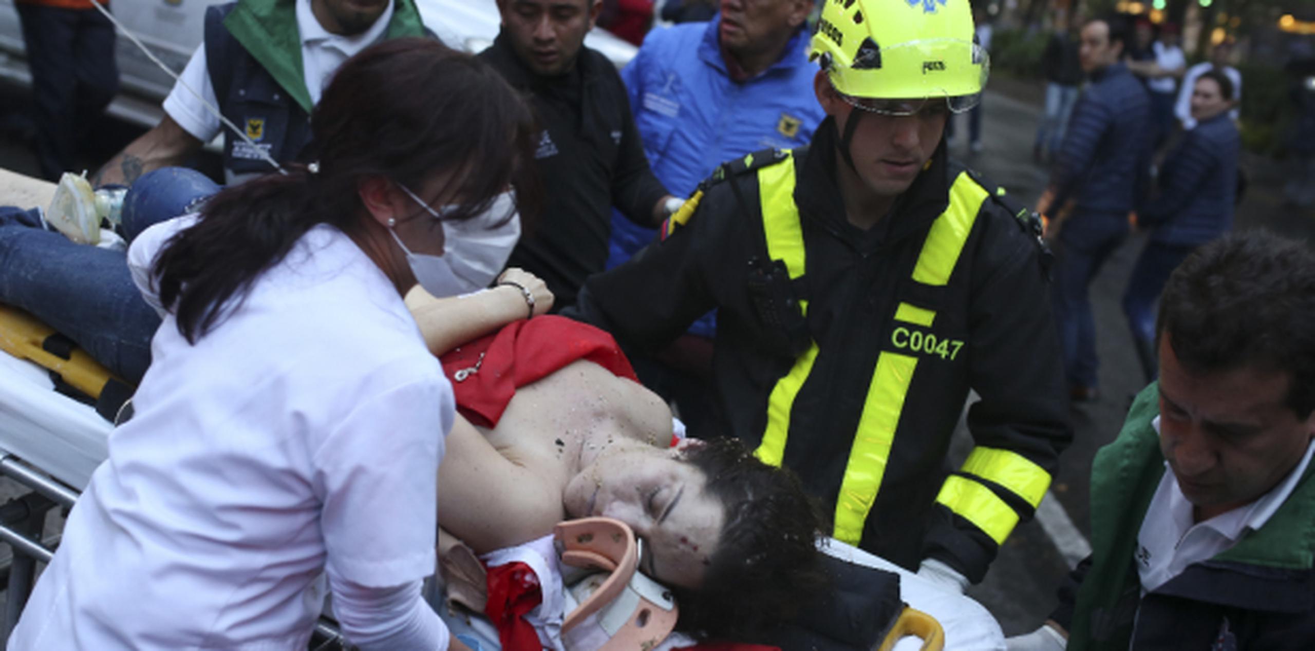 Mujer lesionada es evacuada en una camilla después de la explosión. (AP / Ricardo Mazalan)
