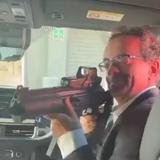 Despiden a embajador británico en México tras apuntar con un rifle a empleados
