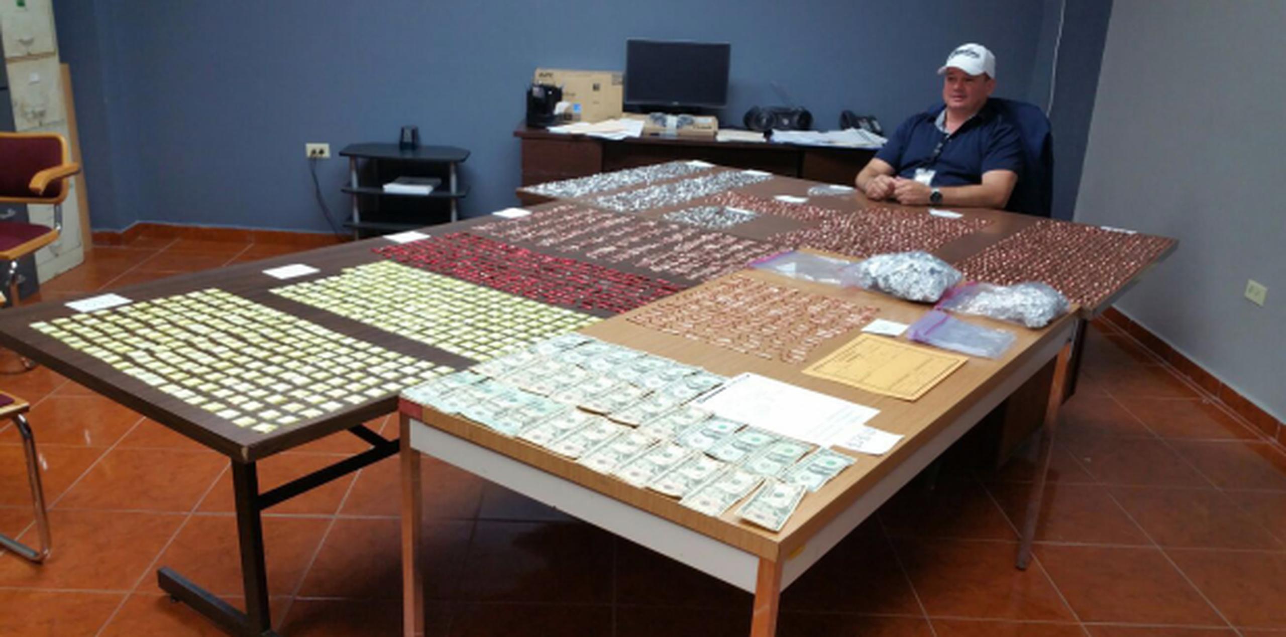 En el vehículo registrado los agentes incautaron unos 2,000 “decks” de heroína y 374 bolsitas con cocaína con un valor de $25,000 en el mercado ilegal. (Suministrada)
