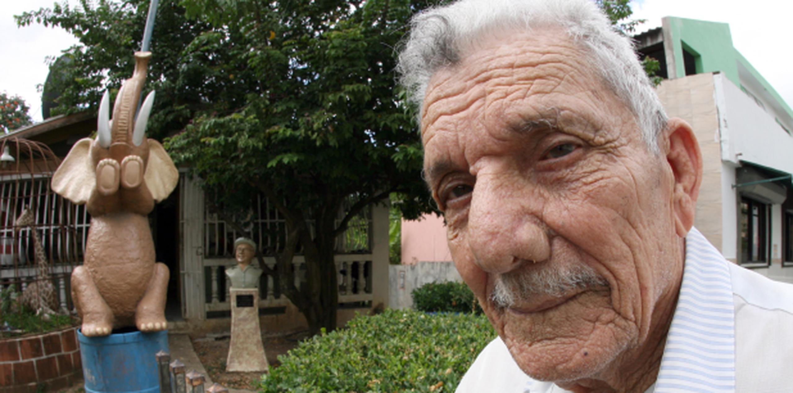 Tirso García exhibe sus esculturas en una entrevista realizada por el El Nuevo Día en su residencia en Bayamón, Puerto Rico en el año 2007. (Archivo)
