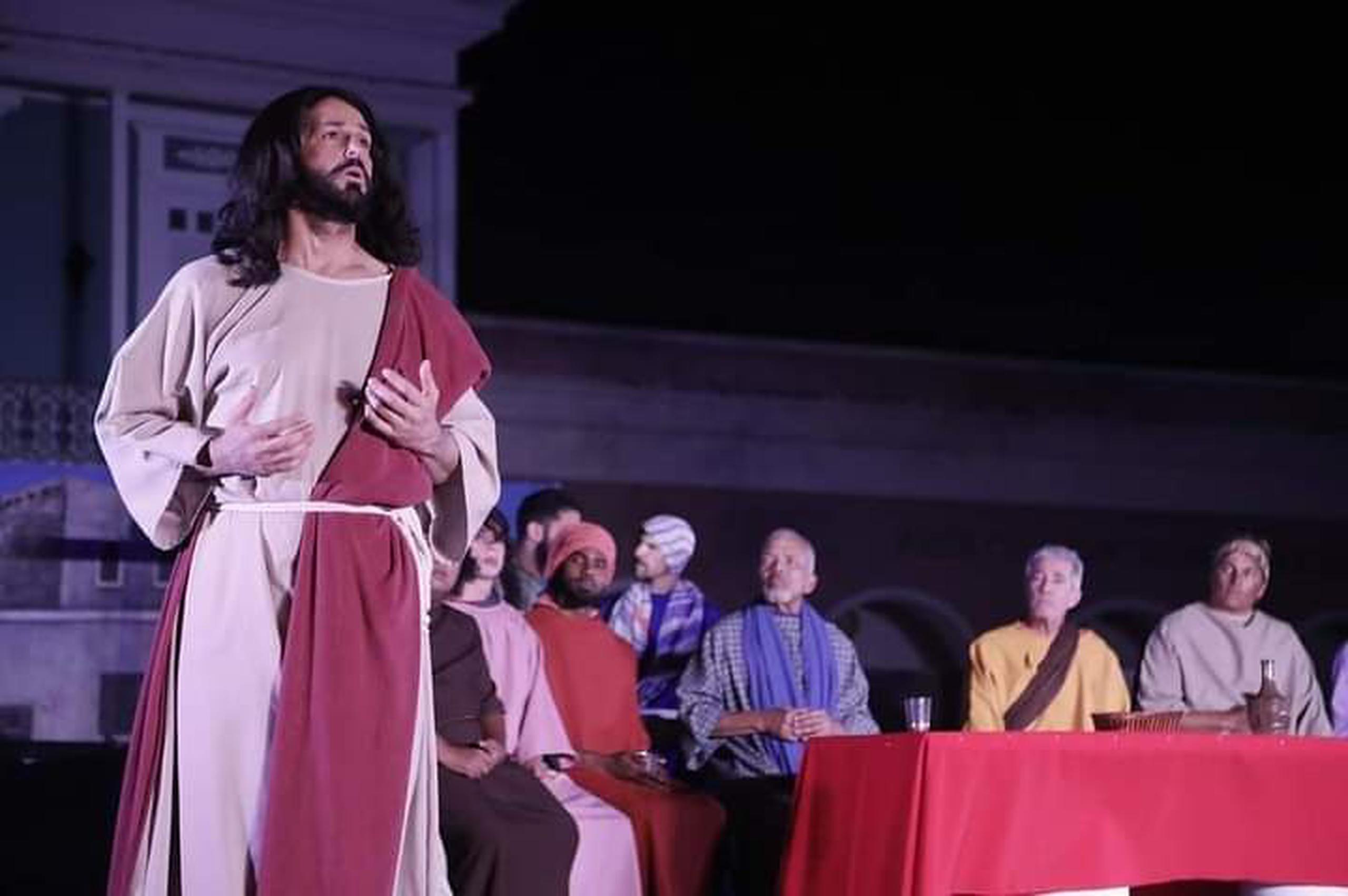 El actor Jonathan Cardenales, en el papel de Jesús, junto a Cristina Soler, y un grupo de compañeros artistas, recrearon desde el pasado miércoles “La Pasión de Jesucristo”.