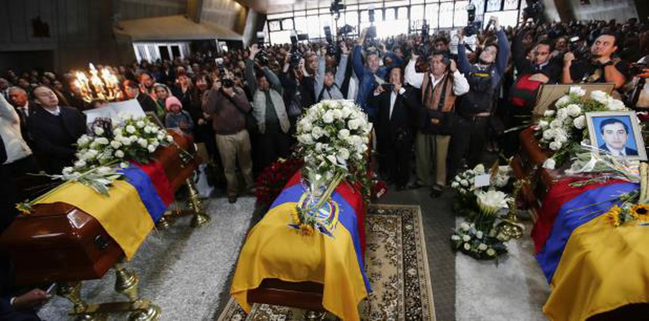 Cientos de personas acompañaron a los familiares del equipo periodístico en las exequias, en la iglesia La Dolorosa del centro norte de Quito, Ecuador. (EFE / José Jácome)