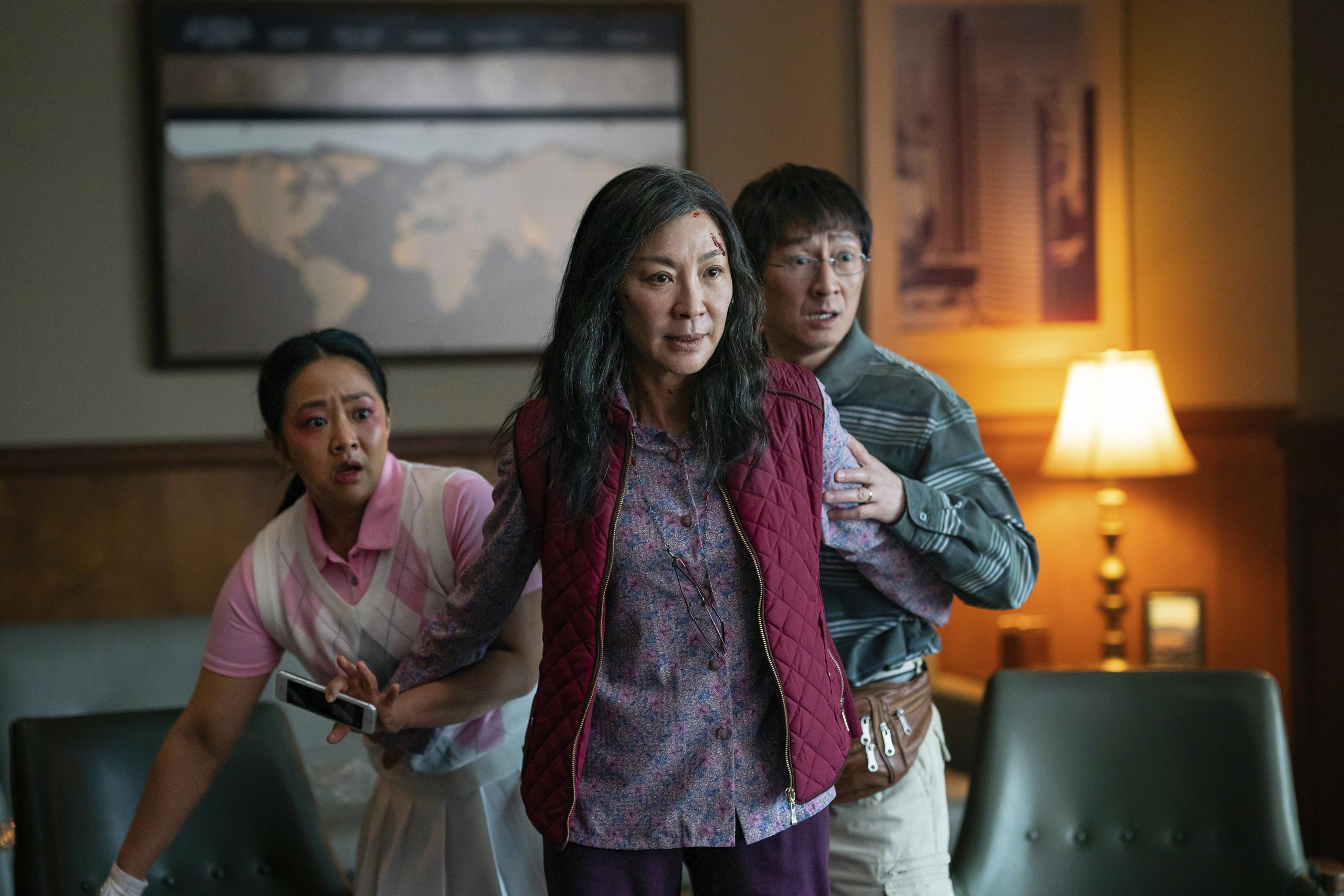 Desde la izquierda, Stephanie Hsu, Michelle Yeoh y Ke Huy Quan en una escena de "Everything Everywhere All At Once".