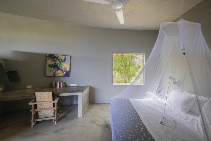 Las habitaciones cuentan con camas colgantes con mosquiteros.