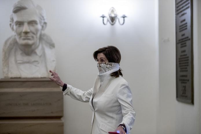 La presidenta de la Cámara de Representantes, Nancy Pelosi, al llegar a la sede del Congreso en Washington