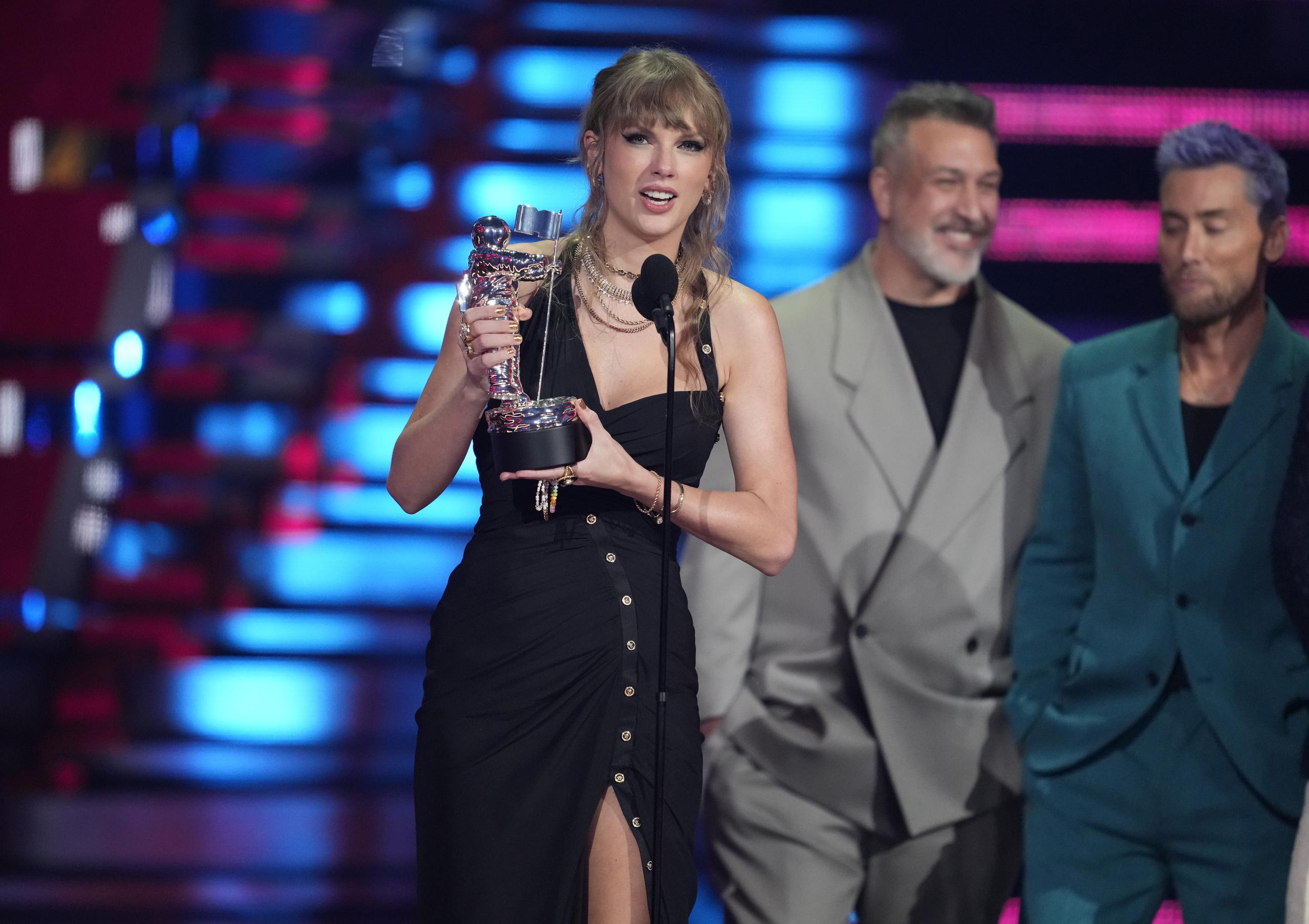 Taylor Swift inauguró la noche al ganar el premio a “Mejor Canción Pop”.