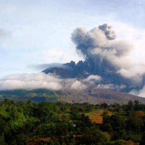 Alerta aérea por el volcán Sinabung 