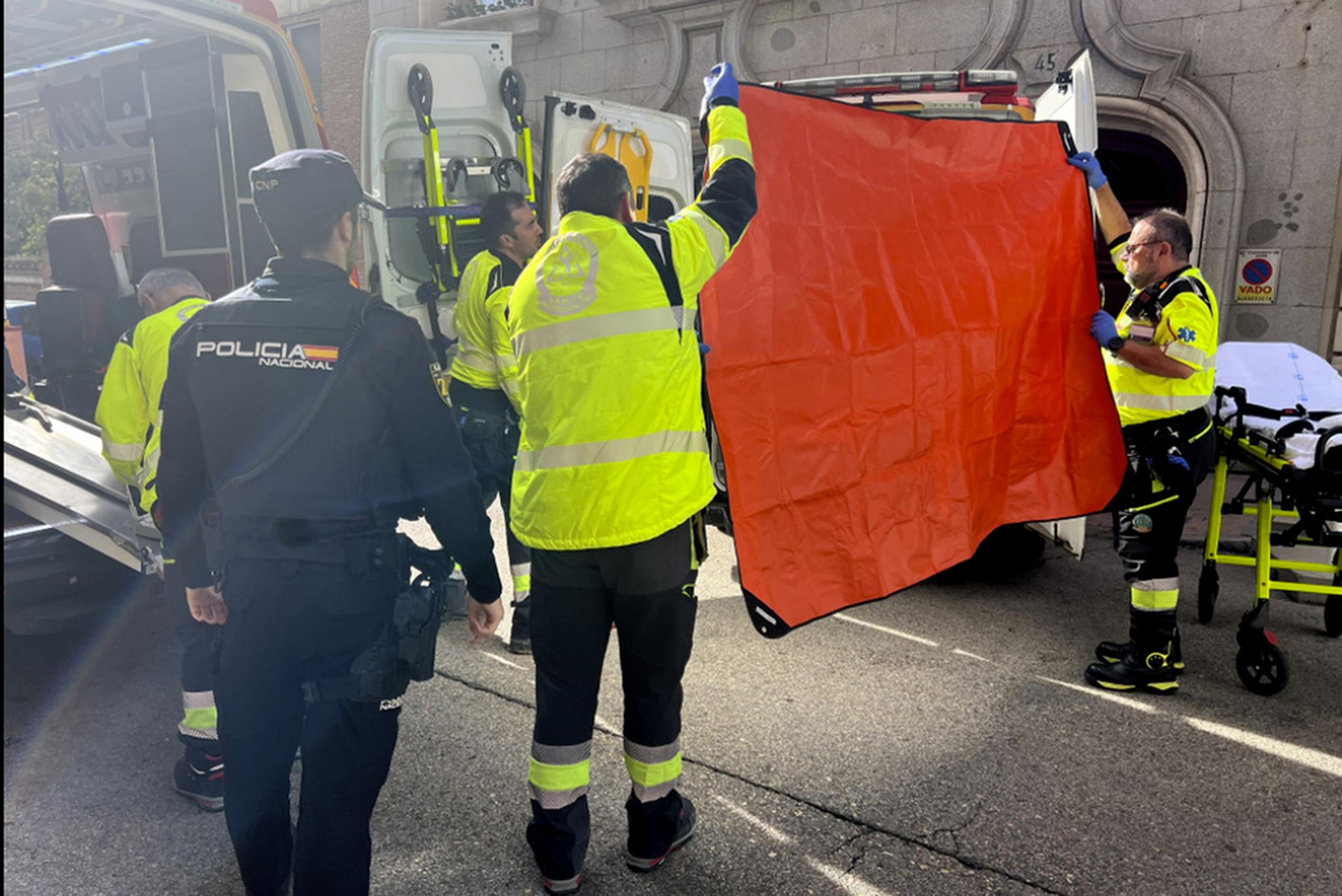 Paramédicos cubrieron la ambulancia donde atendían al político derechista español Alejo Vidal-Quadras tras ser baleado en Madrid el jueves.