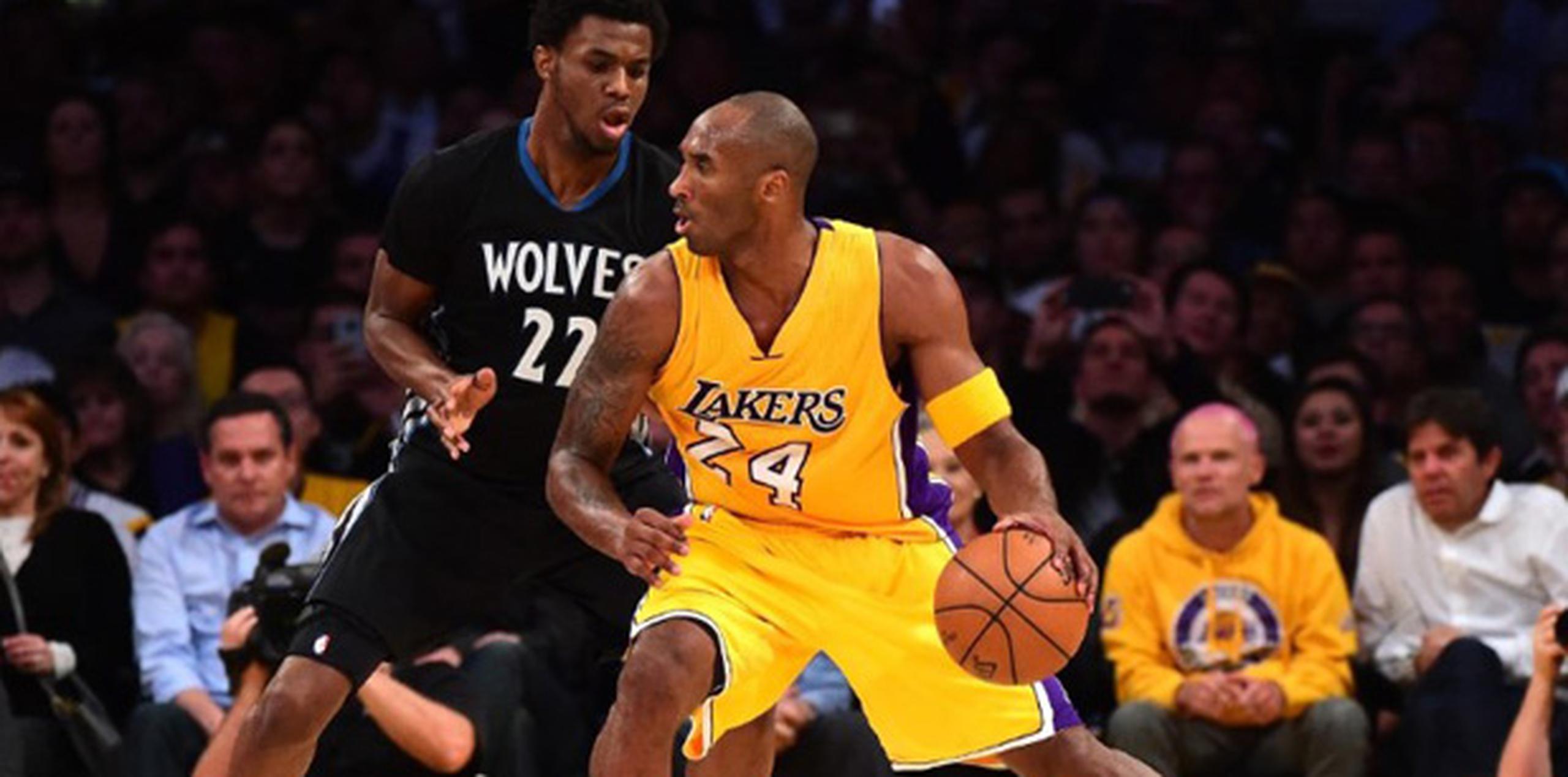 Kobe Bryant anotó 24 puntos en el primer partido de su 20ma temporada con los Lakers, rompiendo así el record de John Stockton de más temporadas en la NBA con el mismo equipo. (AFP)