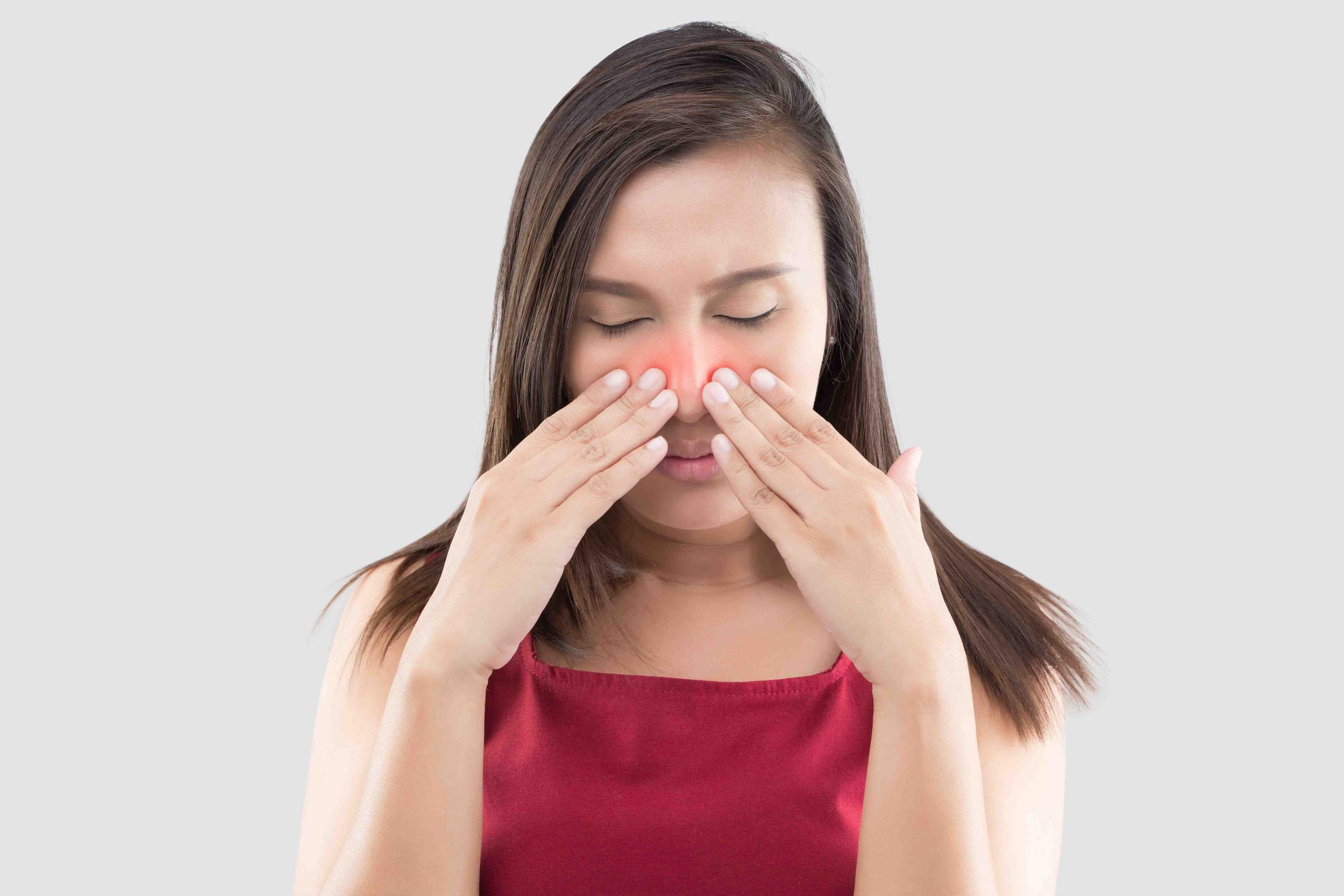 Llama a tu médico si experimentas cambios en tu sentidos del olfato y gusto. (Shutterstock)