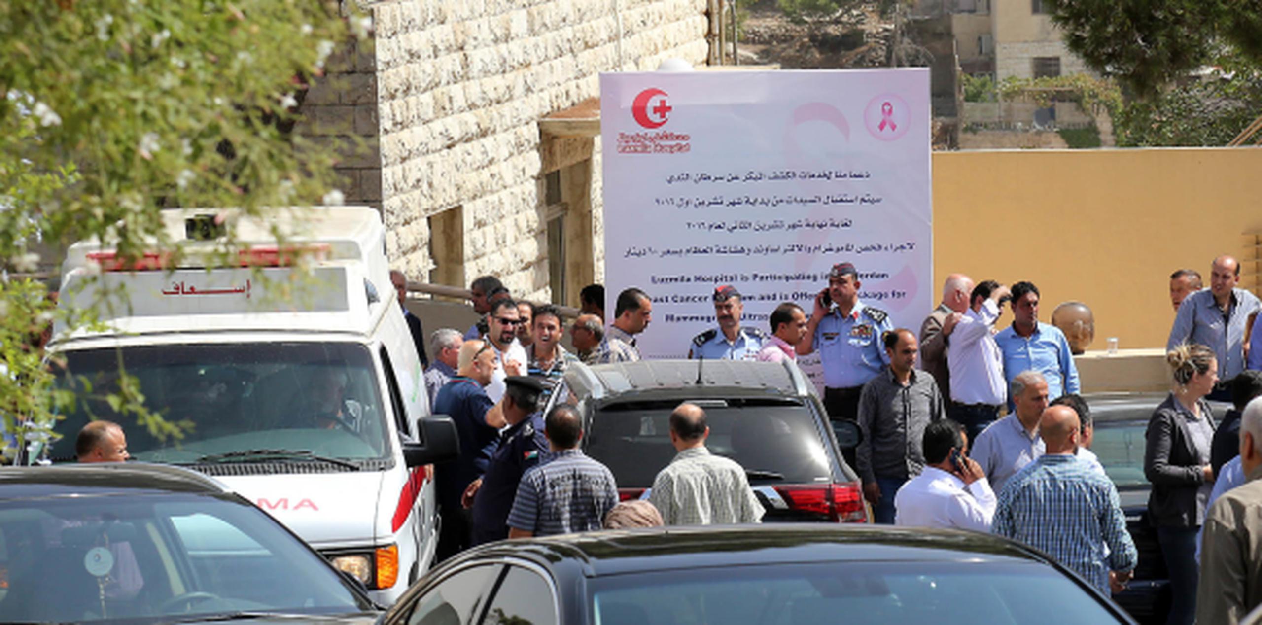 Una ambulancia transporta el baleado cuerpo del escritor Nahed Hattar. (AP)