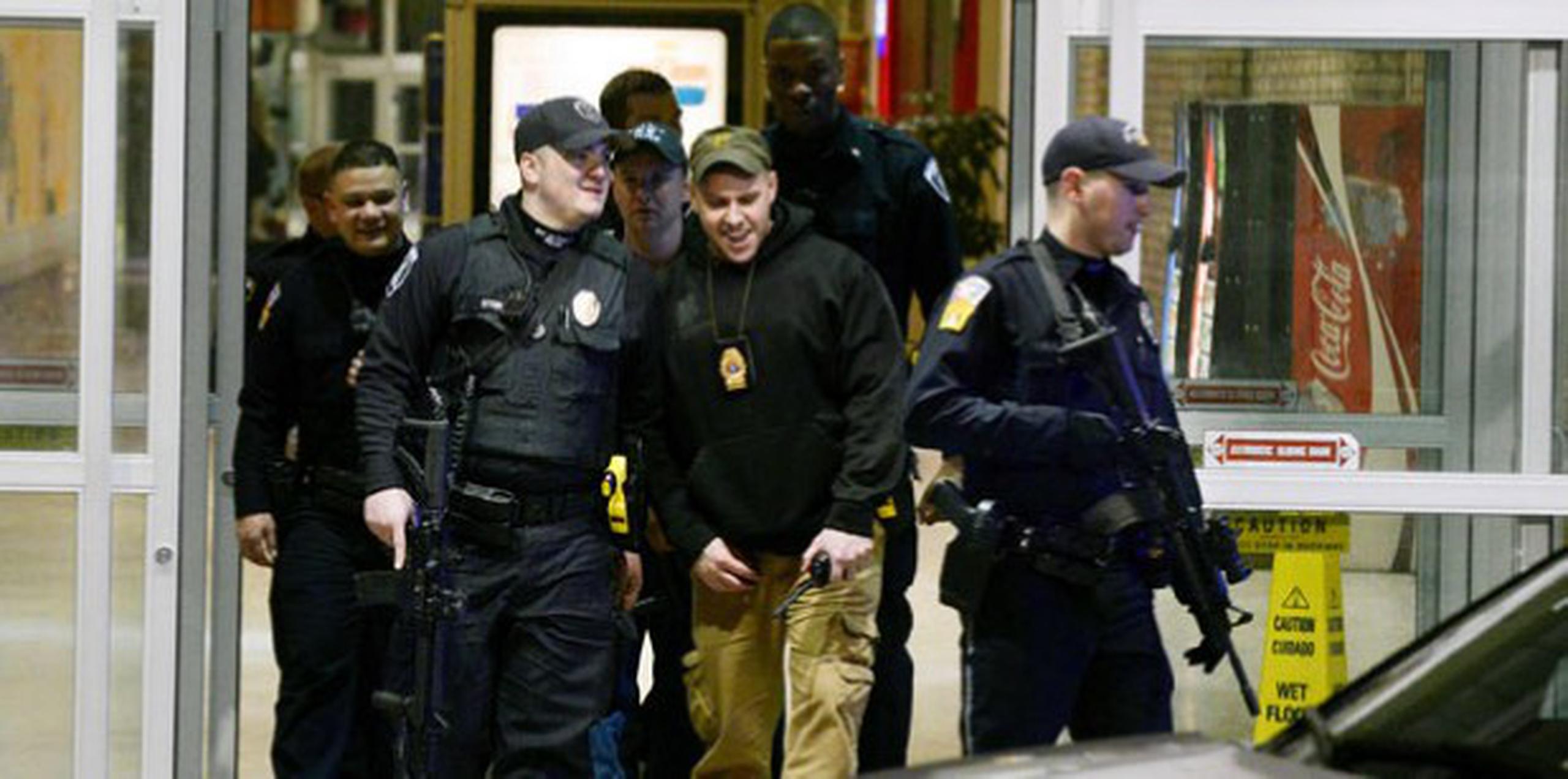 El jefe policial Douglas Cole dijo que dos hombres y una mujer fueron heridos de bala. (AP Photo/Pittsburgh)