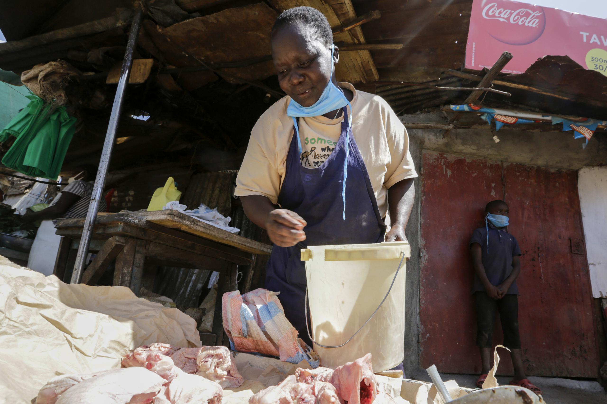 Margaret Awino fotografiada en el puesto de venta de pollo frito que abrió en Nairobi luego de perder su trabajo en la limpieza por el coronavirus.